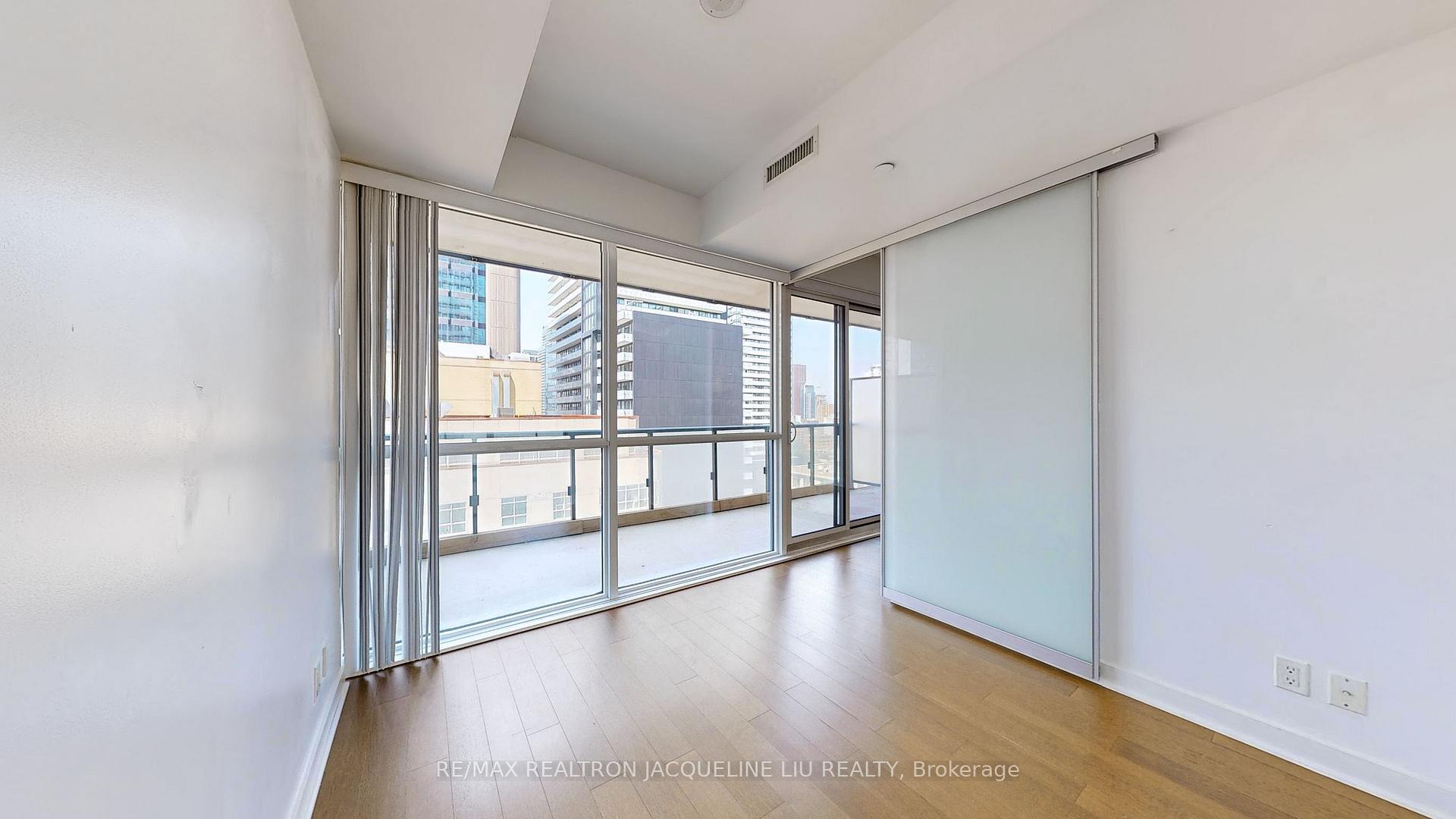 1 Bedroom Condo at 15 Grenville, Toronto For sale