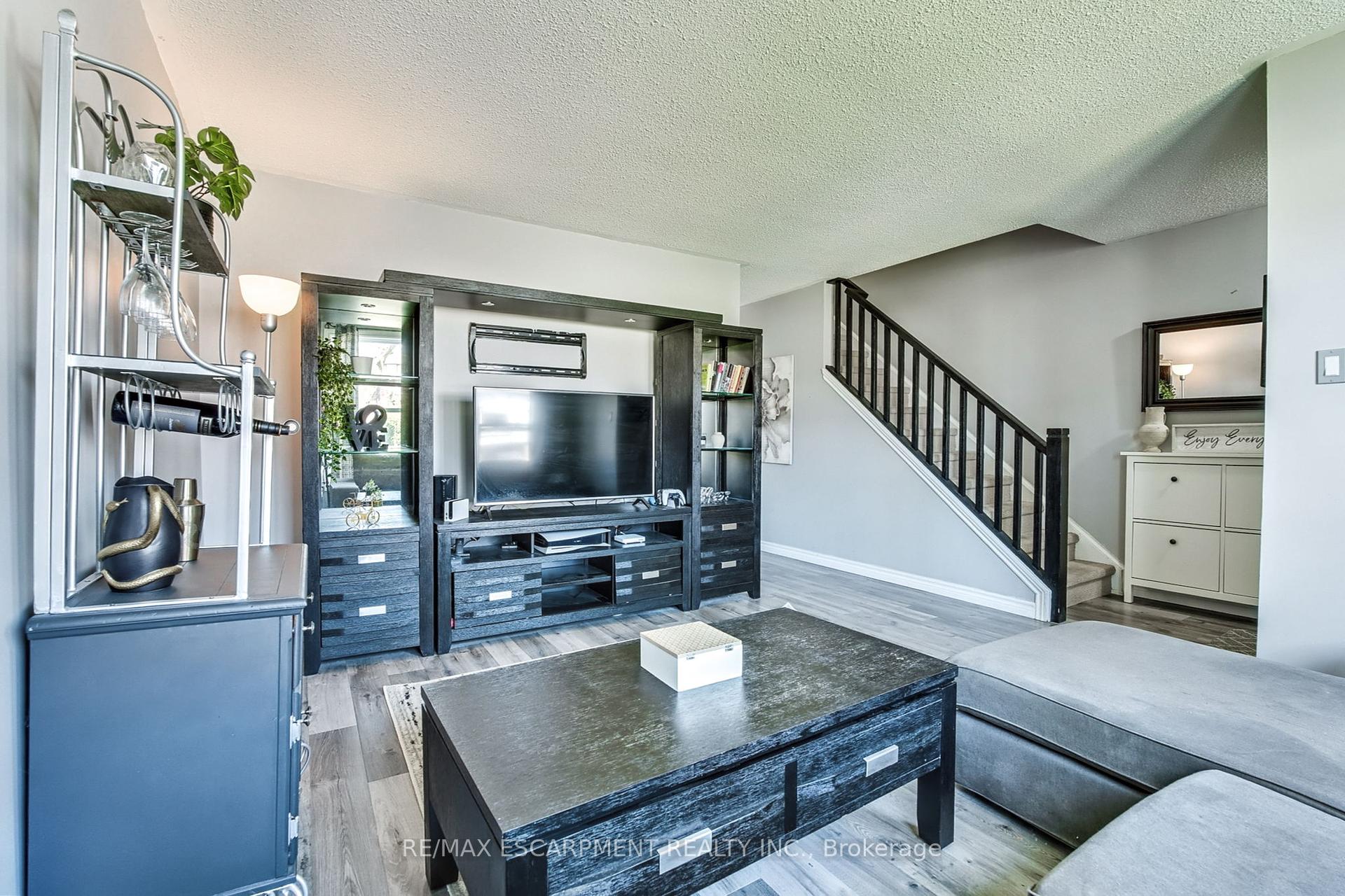 3 Bedrooms Condo at 2700 Barton, Hamilton For sale