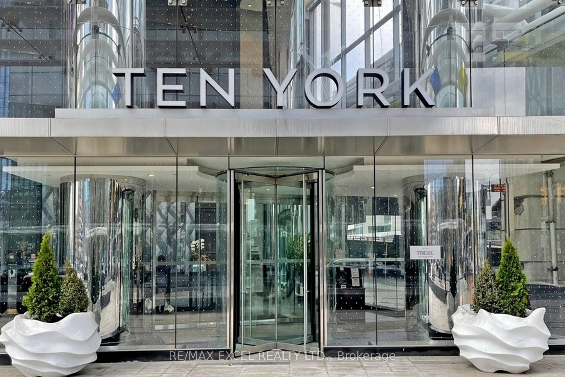 2 Bedrooms Condo at 10 York, Toronto For sale