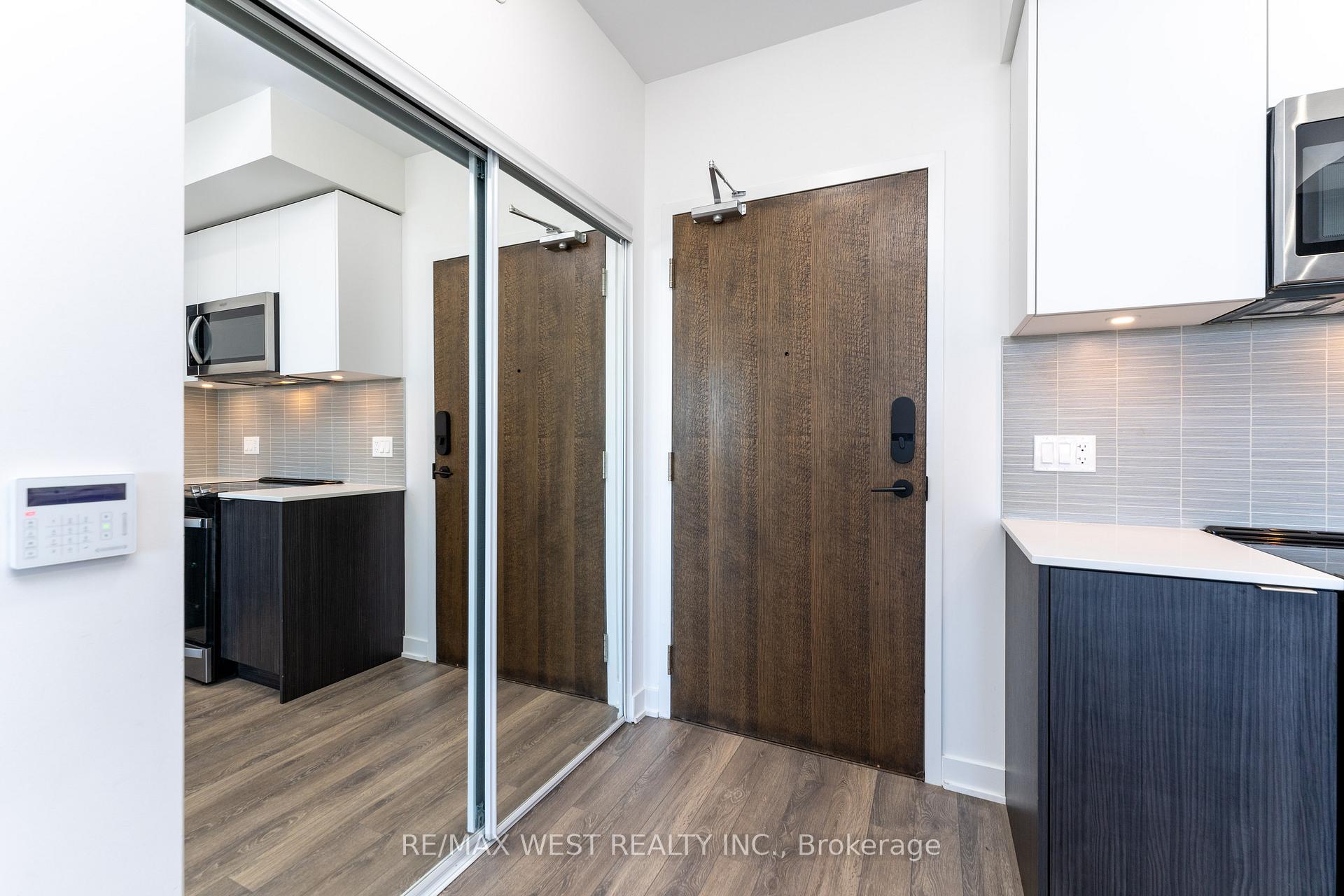 1 Bedroom Condo at 100 Eagle Rock, Vaughan For sale