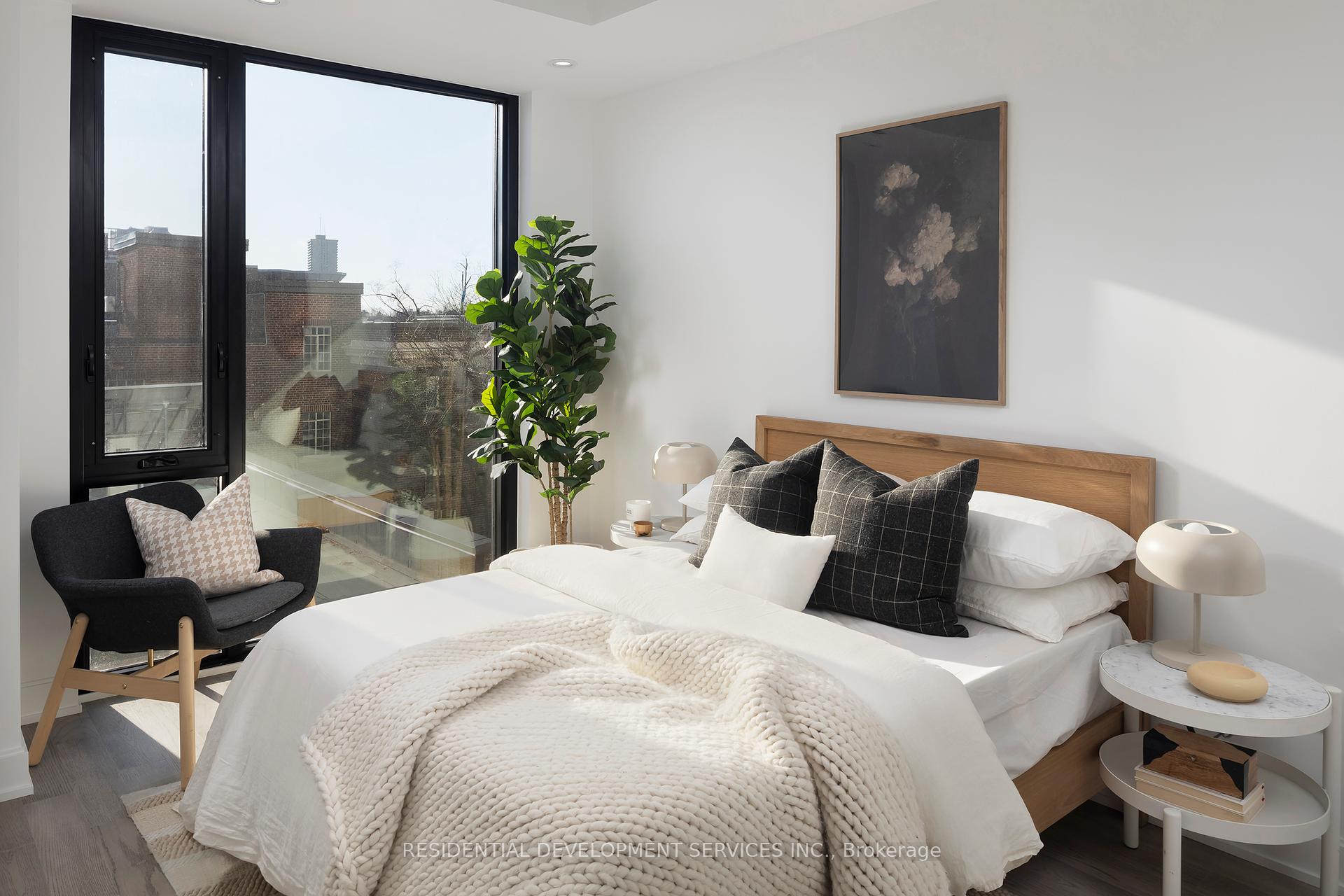 2 Bedrooms Condo at 1 Strathgowan,  Toronto For sale