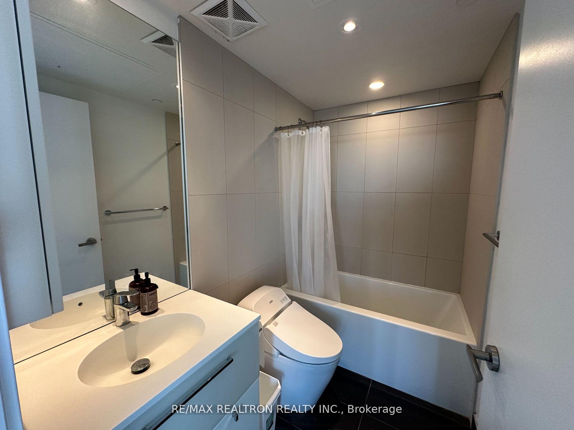 3 Bedrooms Condo at 15 Grenville,  Toronto For sale