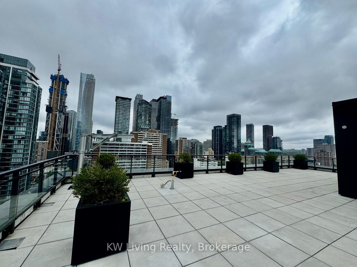 1 Bedroom Condo at 17 Dundonald,  Toronto For sale