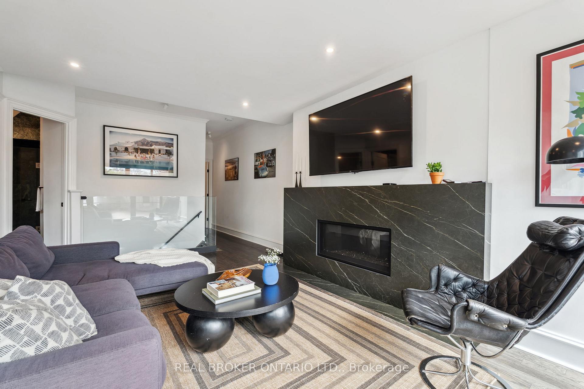 2 Bedrooms Condo at 300 Avenue, Toronto For sale