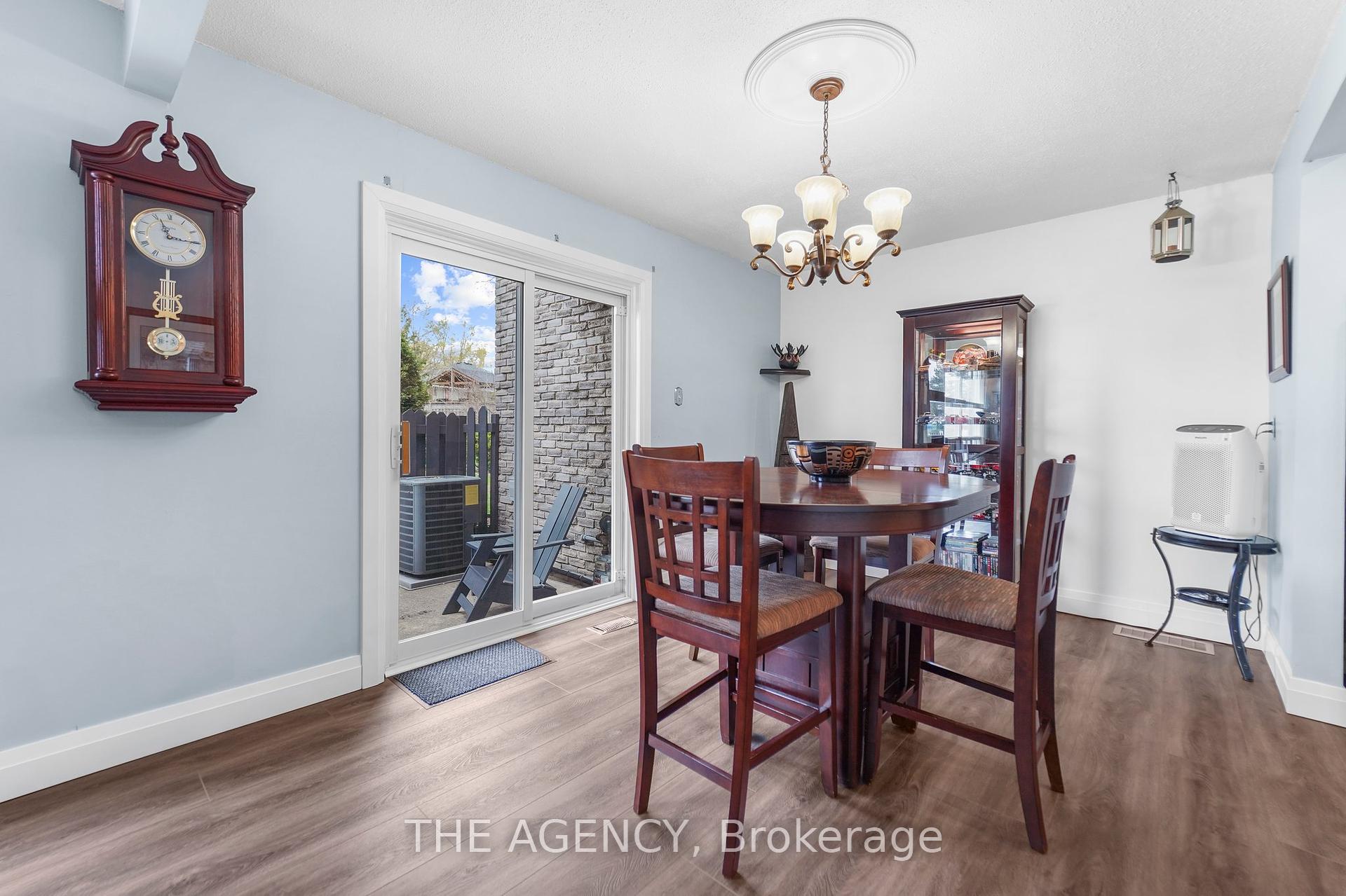 3 Bedrooms Condo at 965 Francis, Burlington For sale