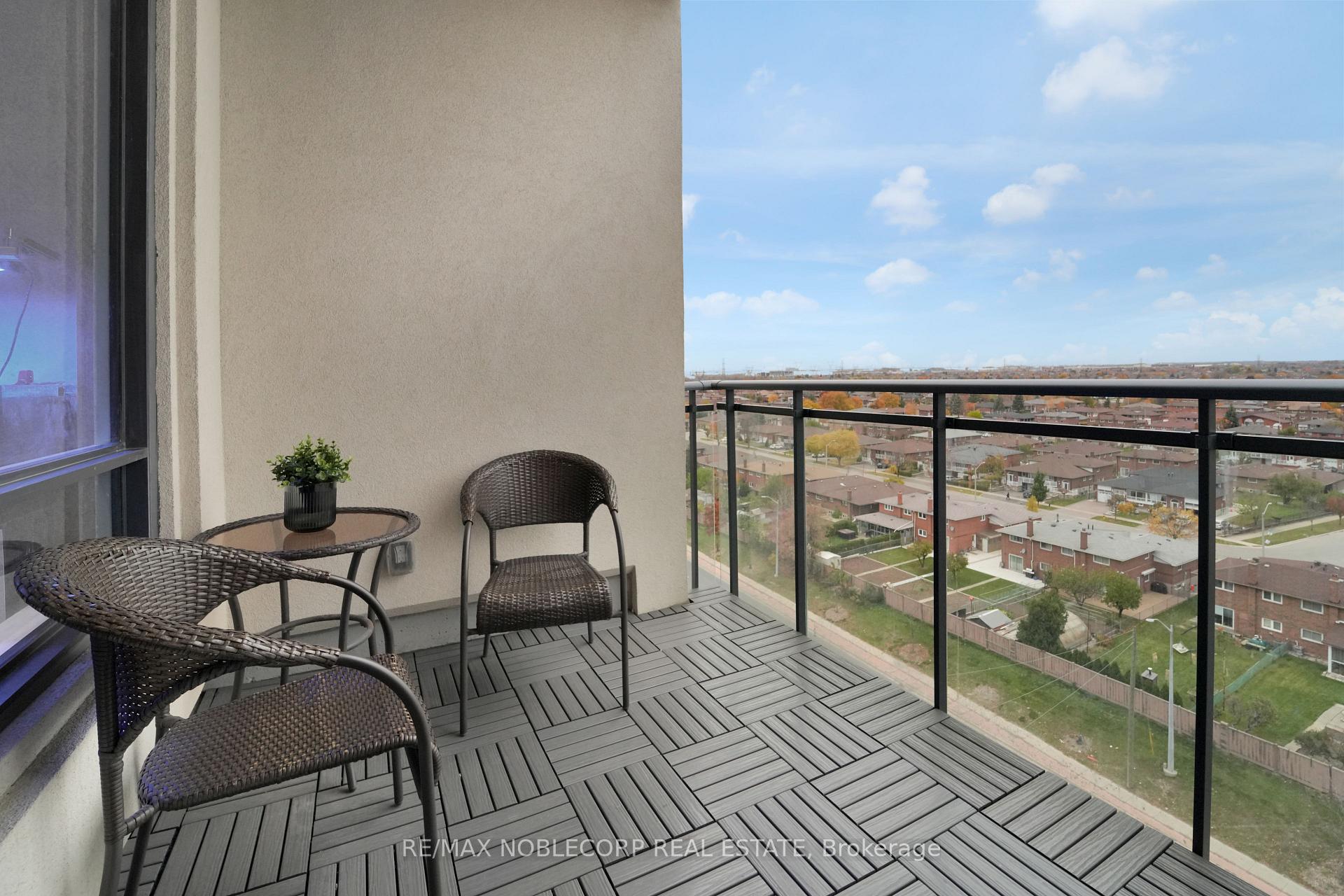 2 Bedrooms Condo at 12 Woodstream, Vaughan For sale