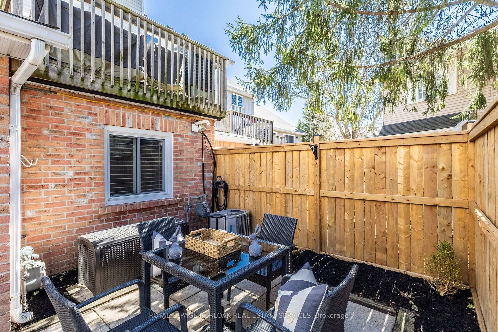 2 Bedrooms Condo at 2110 Cleaver, Burlington For sale