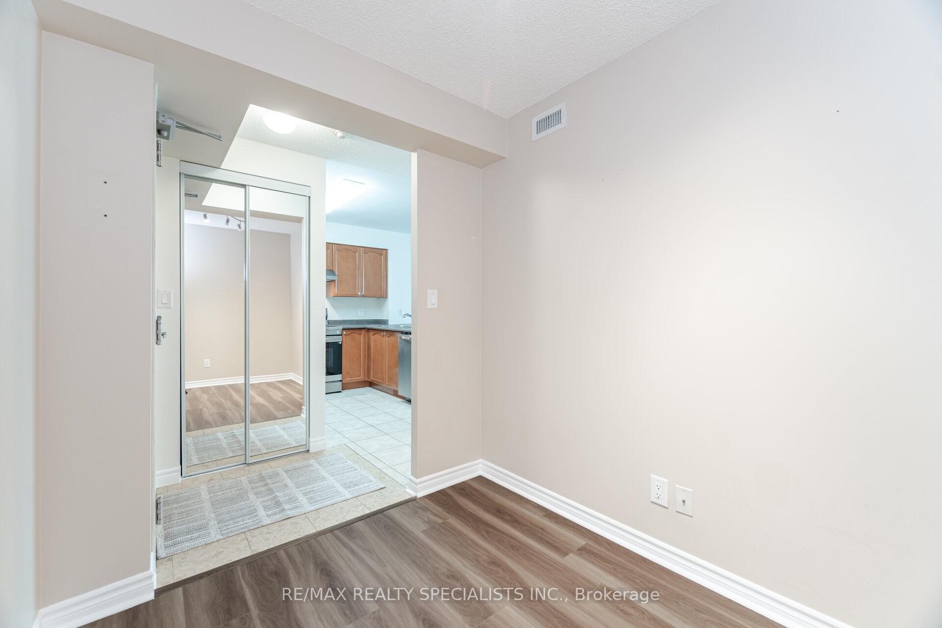 2 Bedrooms Condo at 335 Rathburn, Mississauga For sale