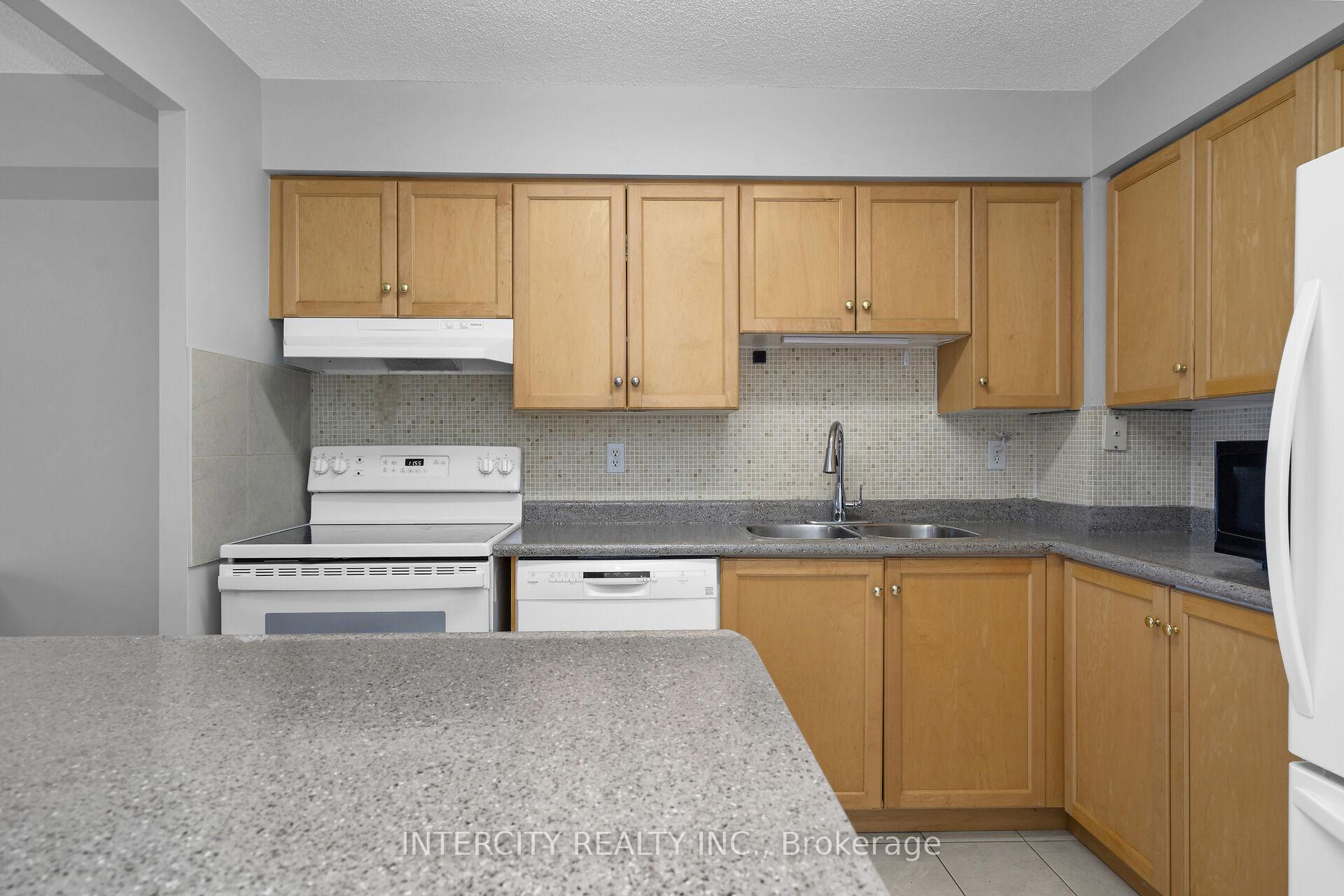 3 Bedrooms Condo at 32 Tannery, Mississauga For sale