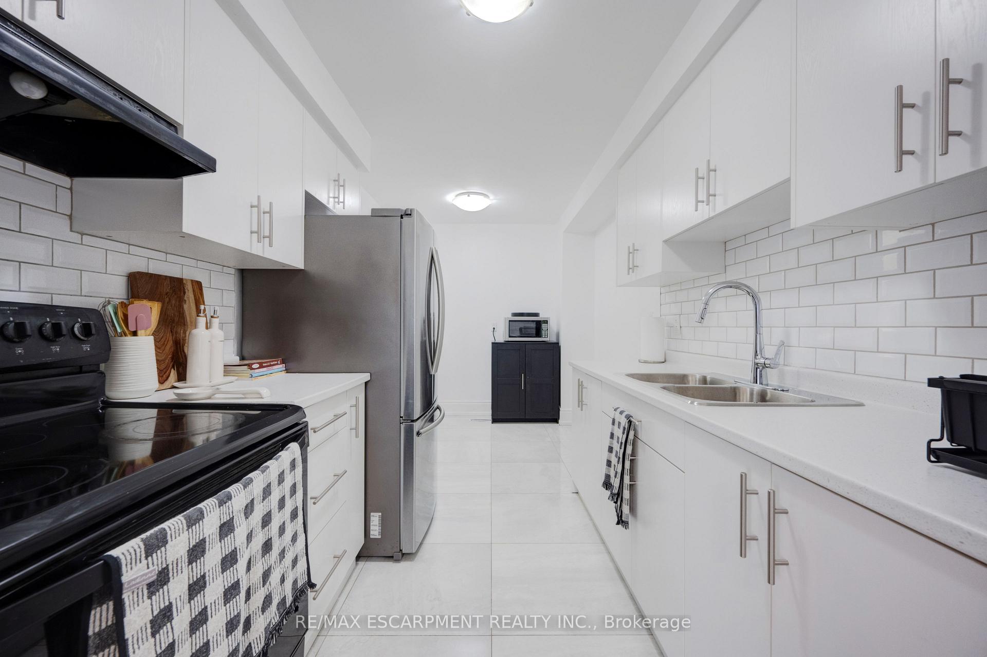 4 Bedrooms Condo at 3430 Brandon Gate, Mississauga For sale