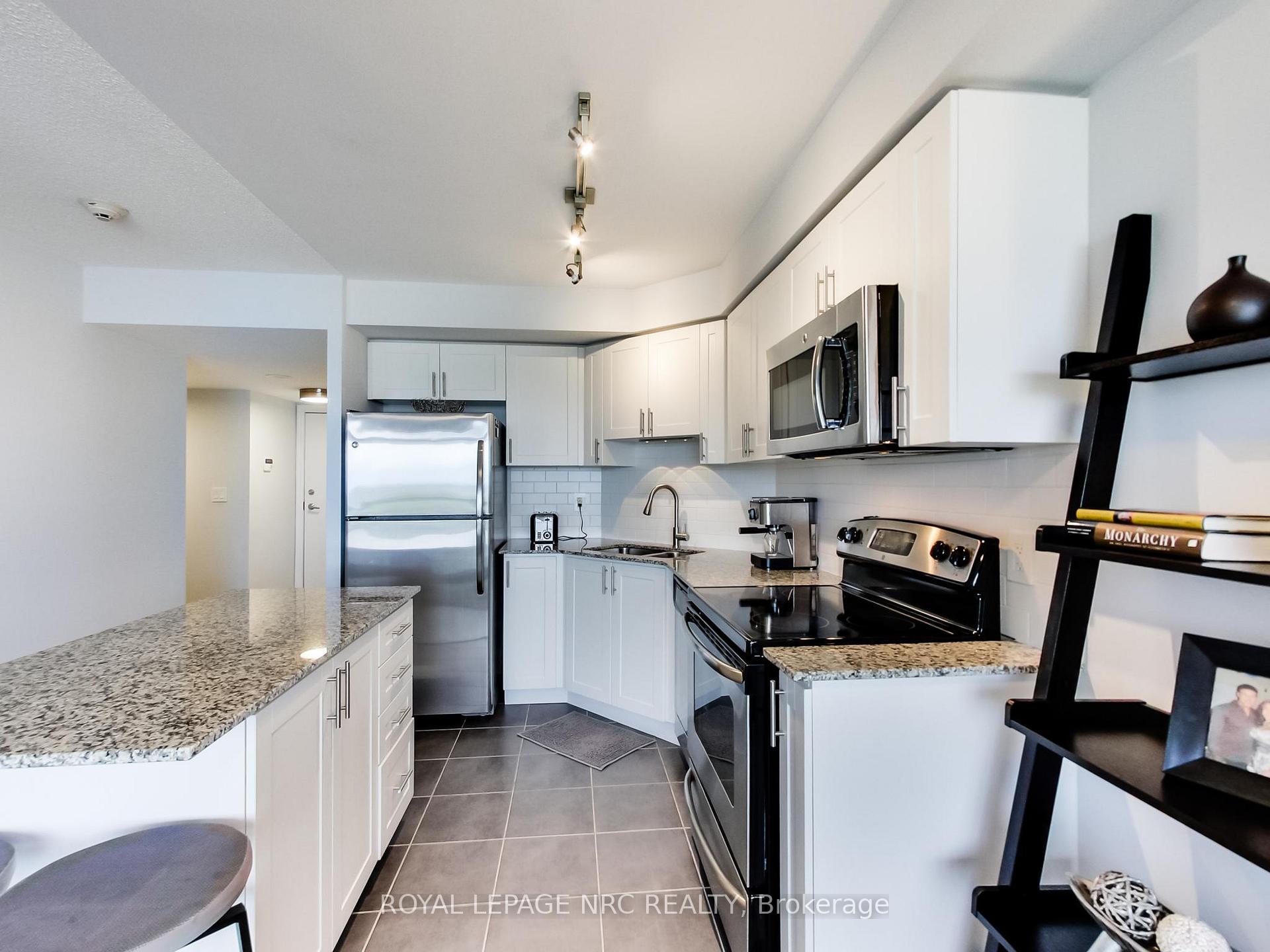 2 Bedrooms Co-op at 1940 Ironstone, Burlington For sale