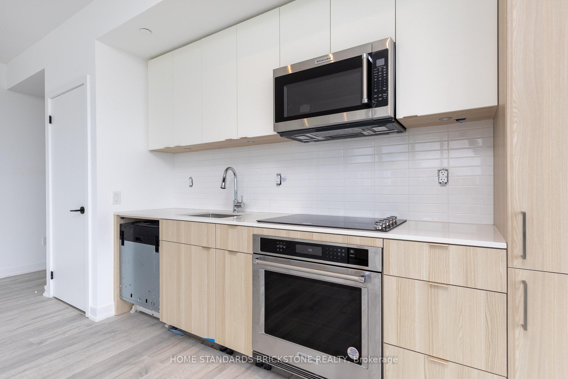 3 Bedrooms Condo at 220 Missinnihe, Mississauga For sale