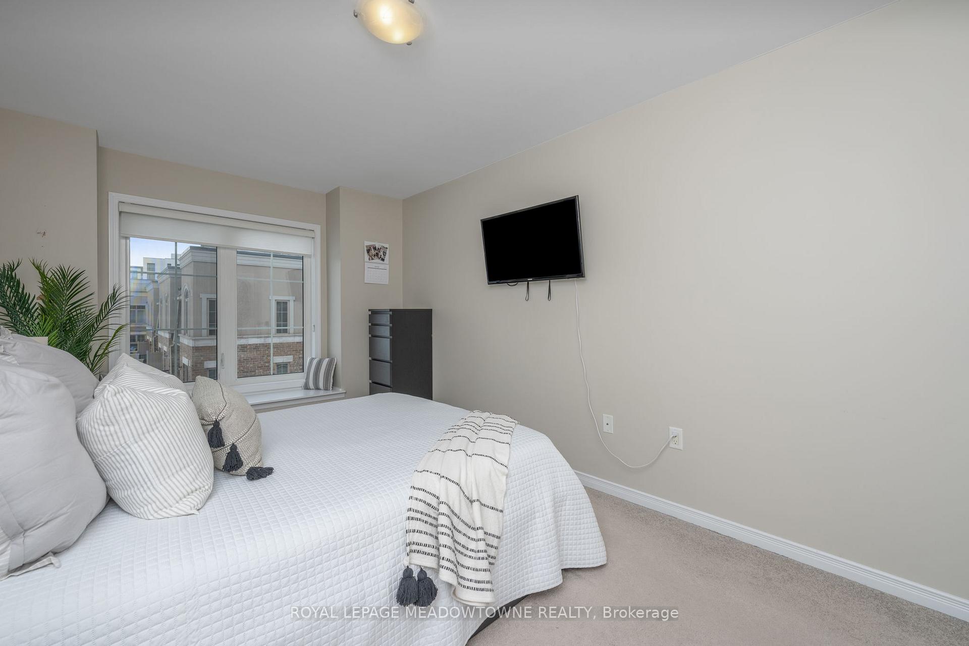 3 Bedrooms Condo at 2441 Greenwich, Oakville For sale