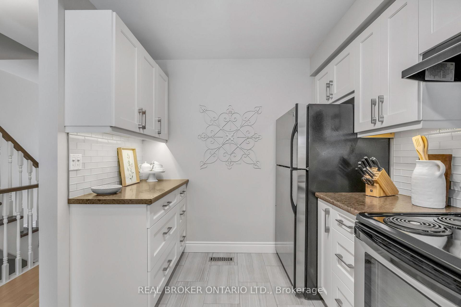 2 Bedrooms Condo at 2015 Cleaver, Burlington For sale