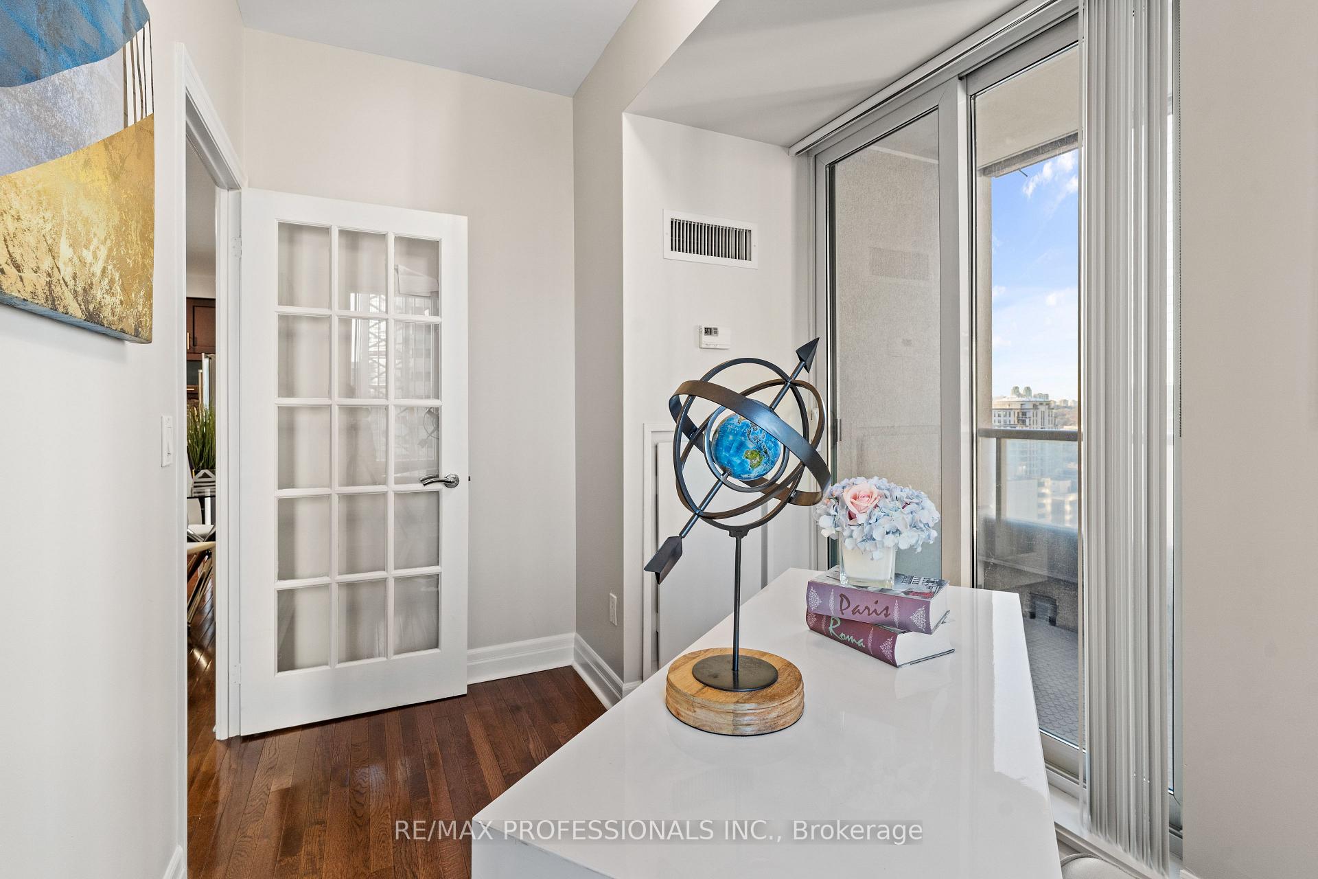 2 Bedrooms Condo at 35 Balmuto,  Toronto For sale