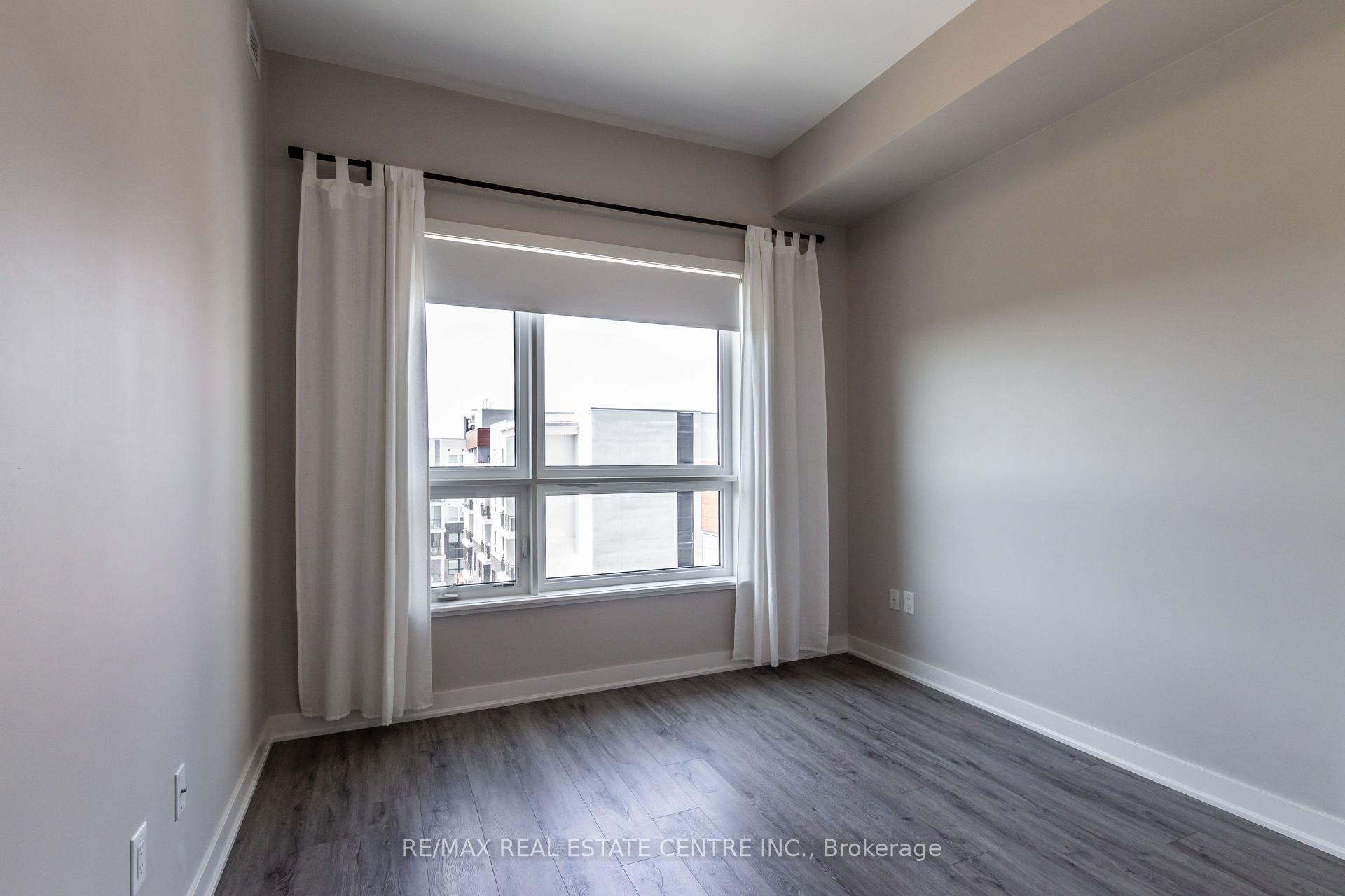 2 Bedrooms Condo at 340 Plains, Burlington For sale