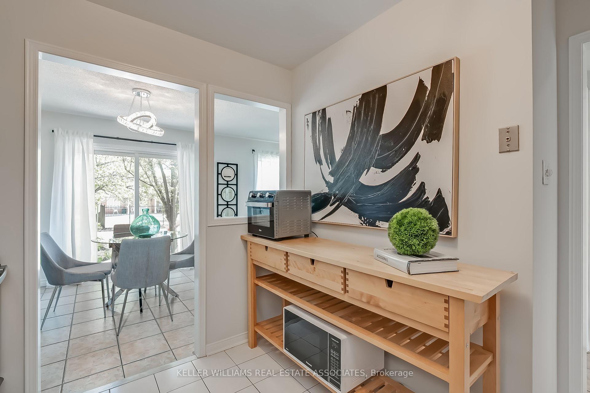 4 Bedrooms Condo at 5305 Glen Erin, Mississauga For sale