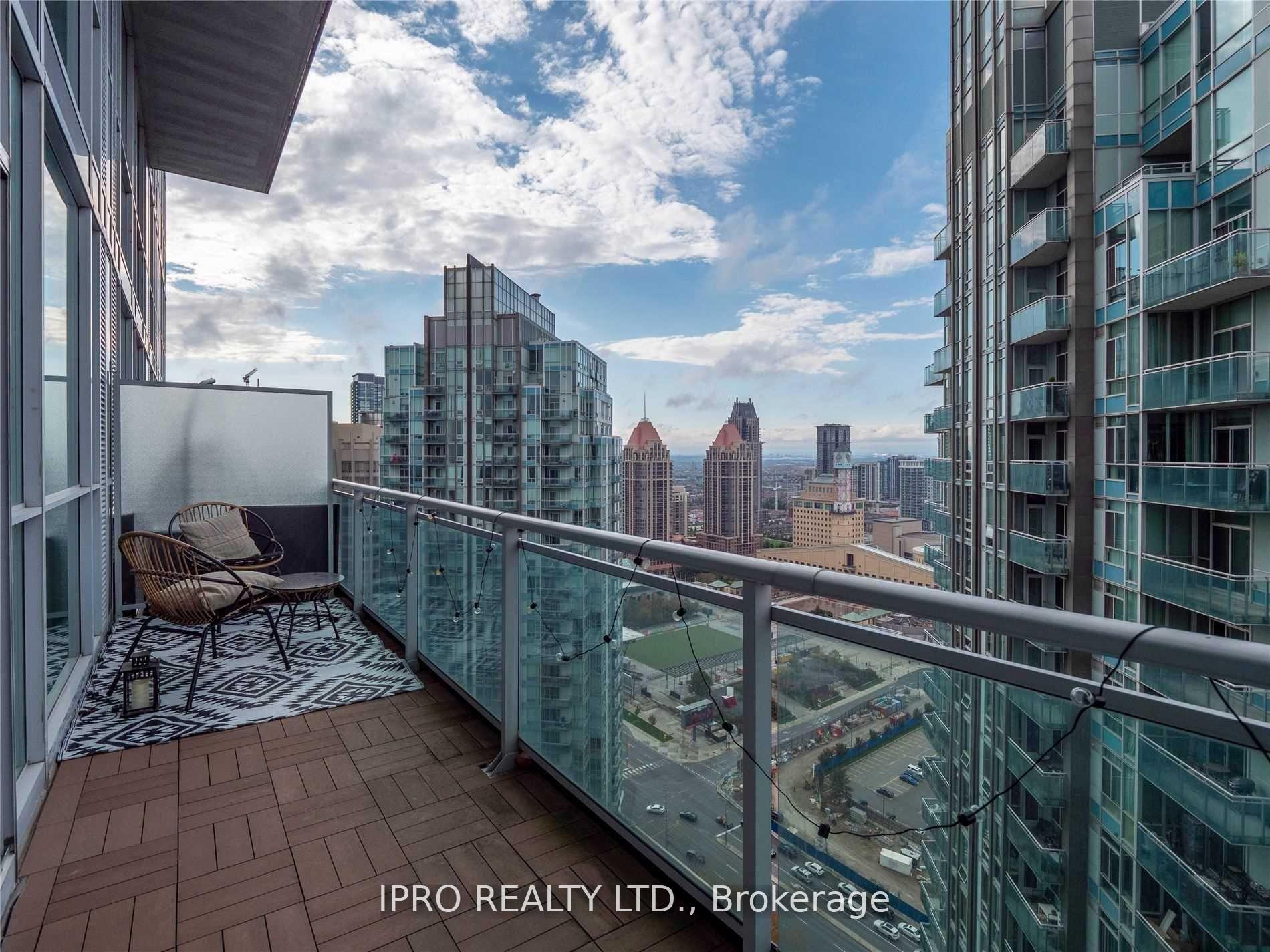 2 Bedrooms Condo at 223 Webb, Mississauga For sale