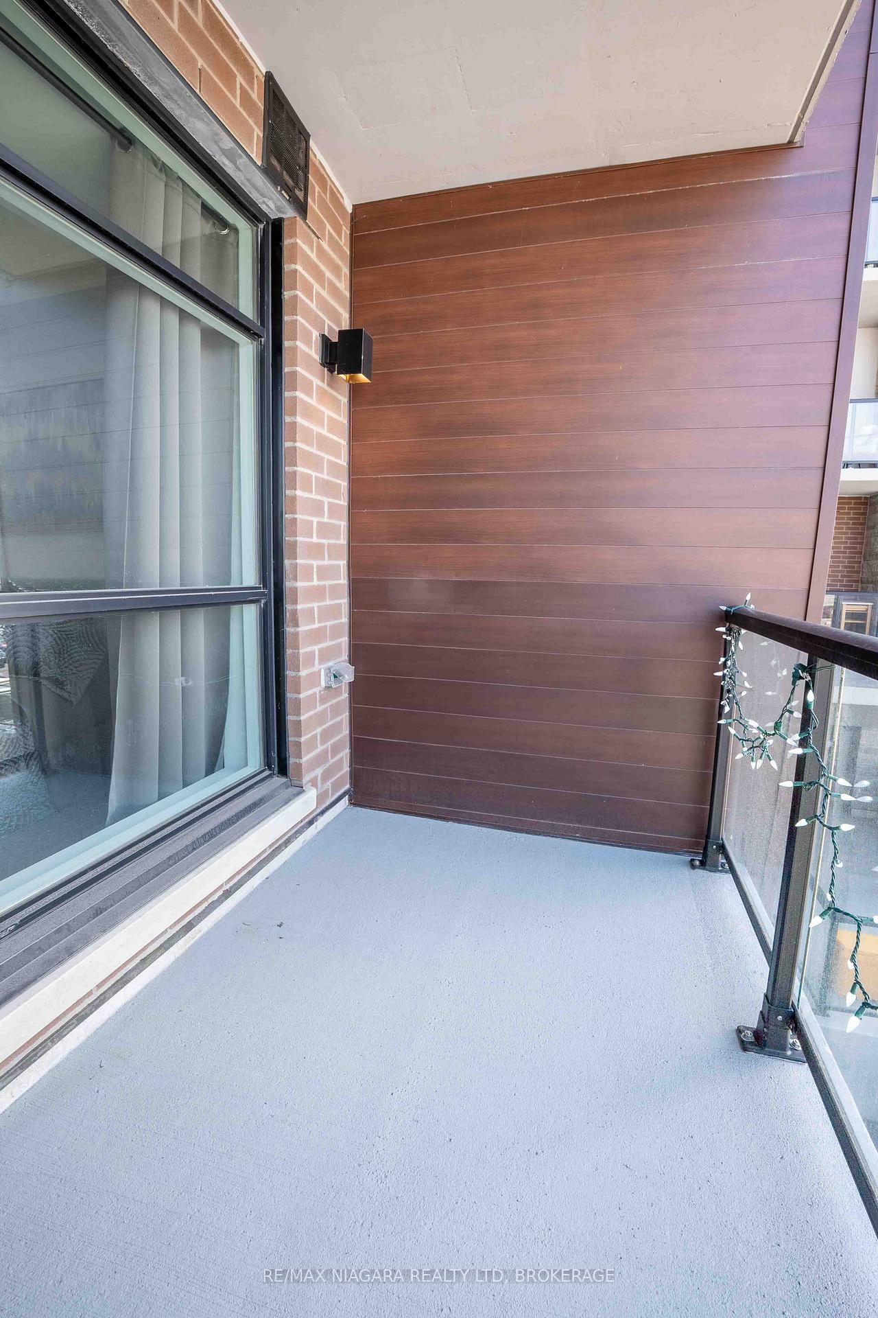 2 Bedrooms Condo at 600 North Service,  Hamilton For sale