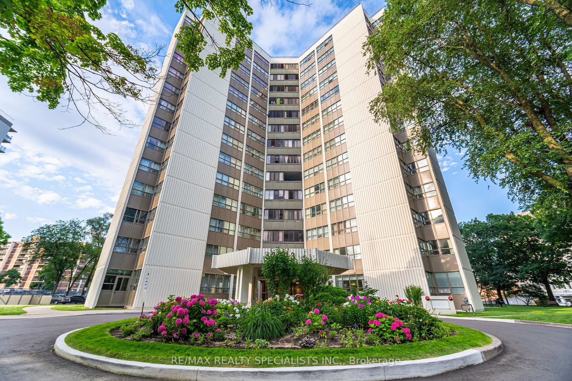 3 Bedrooms Condo at 2323 Confederation, Mississauga For sale