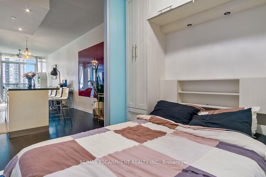 2 Bedrooms Condo at 88 Park Lawn,  Toronto For sale