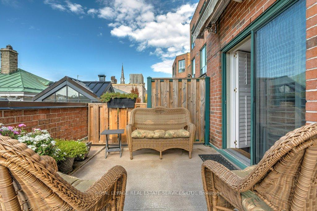 2 Bedrooms Condo at 221 Robinson,  Oakville For sale