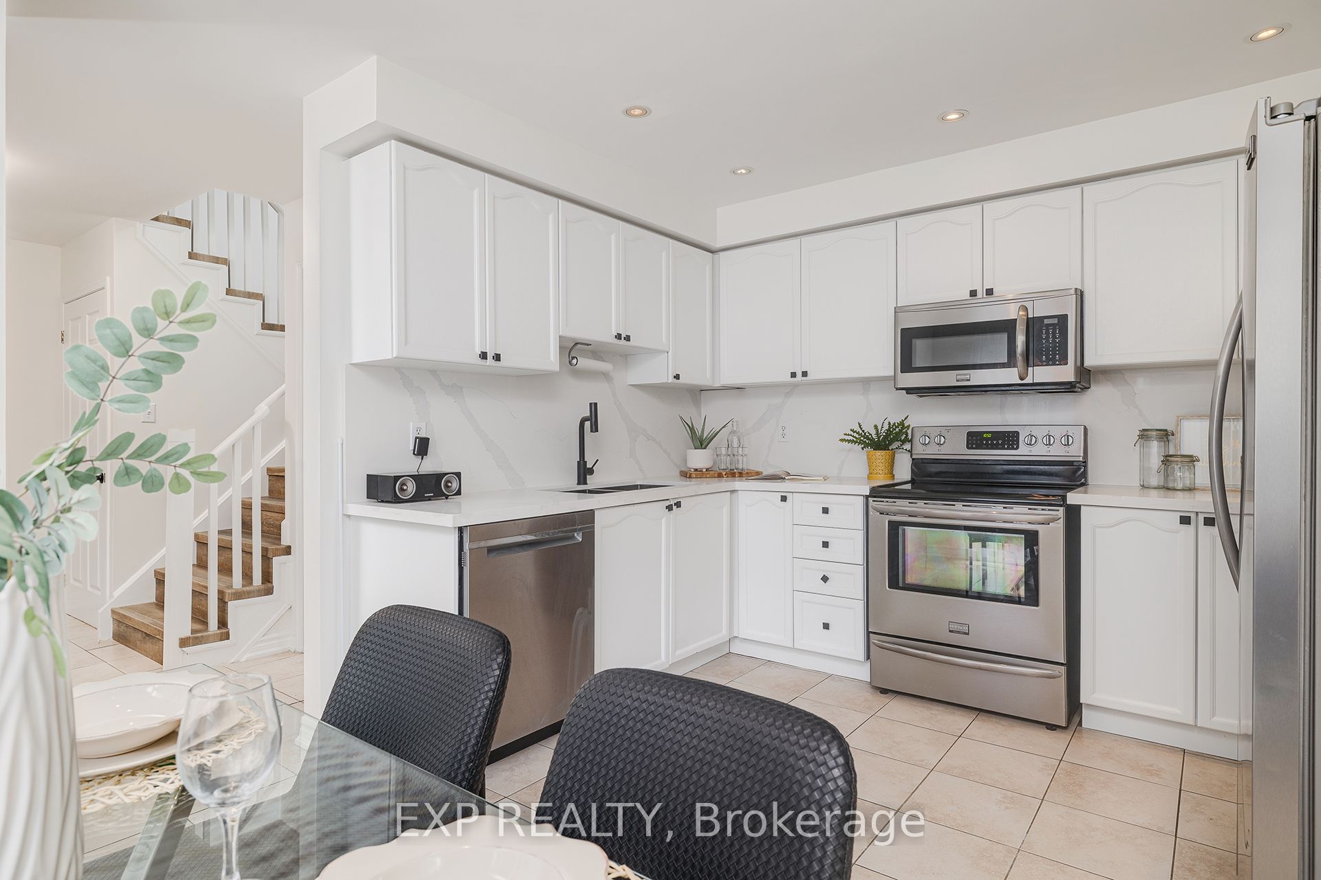 172 Queen Street W