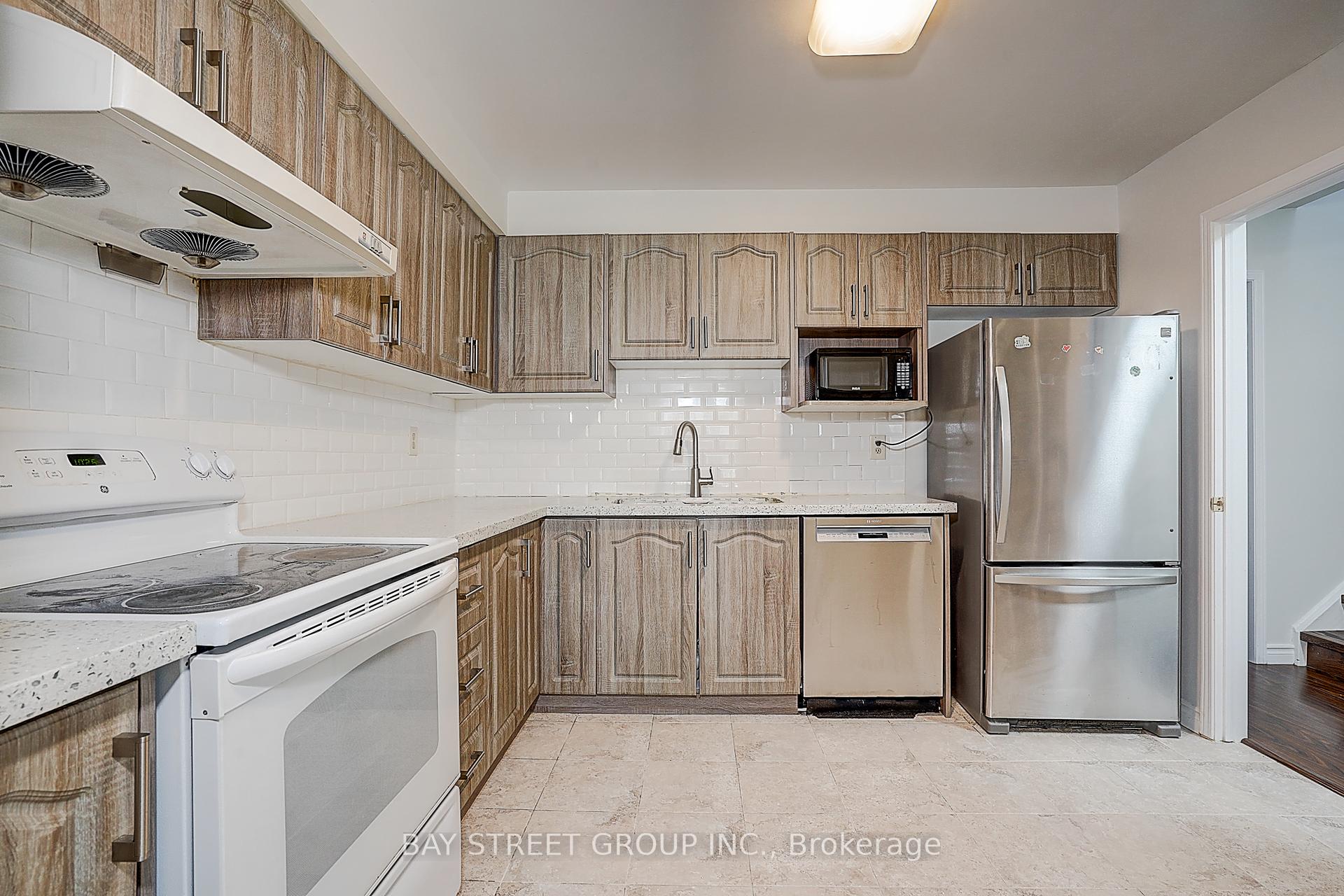 4 Bedrooms Condo at 270 Timberbank, Toronto For sale