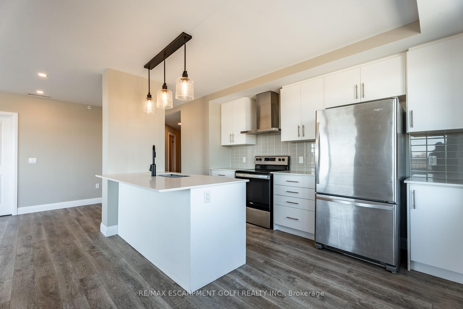 2 Bedrooms Condo at 1 Redfern, Hamilton For sale