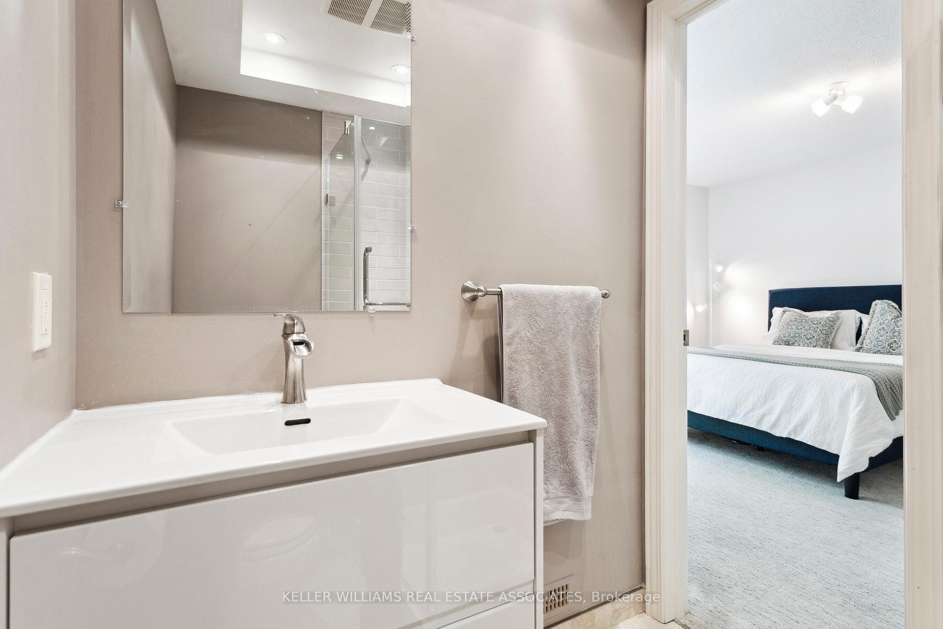 3 Bedrooms Condo at 1250 Marlborough, Oakville For sale