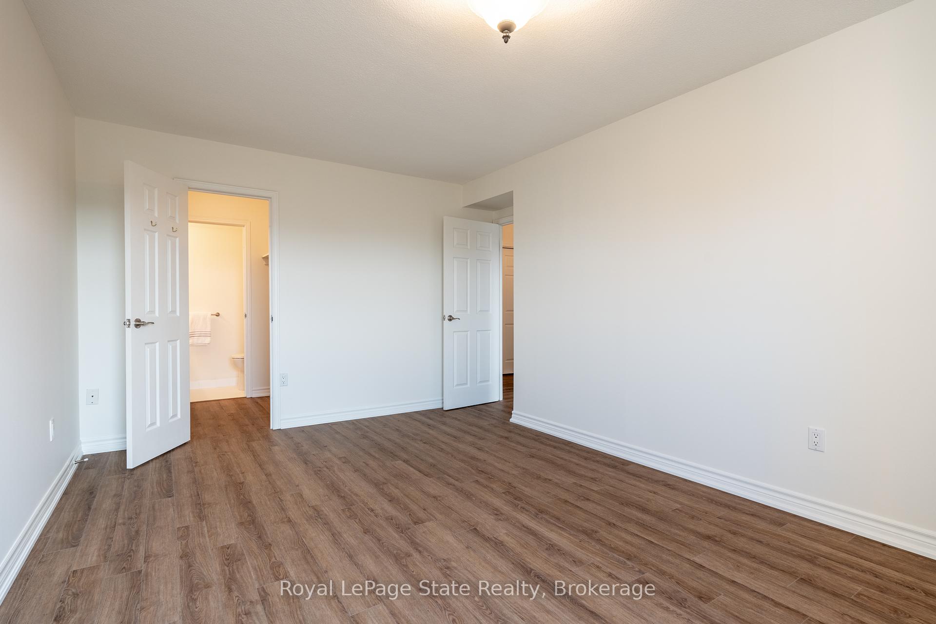 2 Bedrooms Condo at 500 Green,  Hamilton For sale