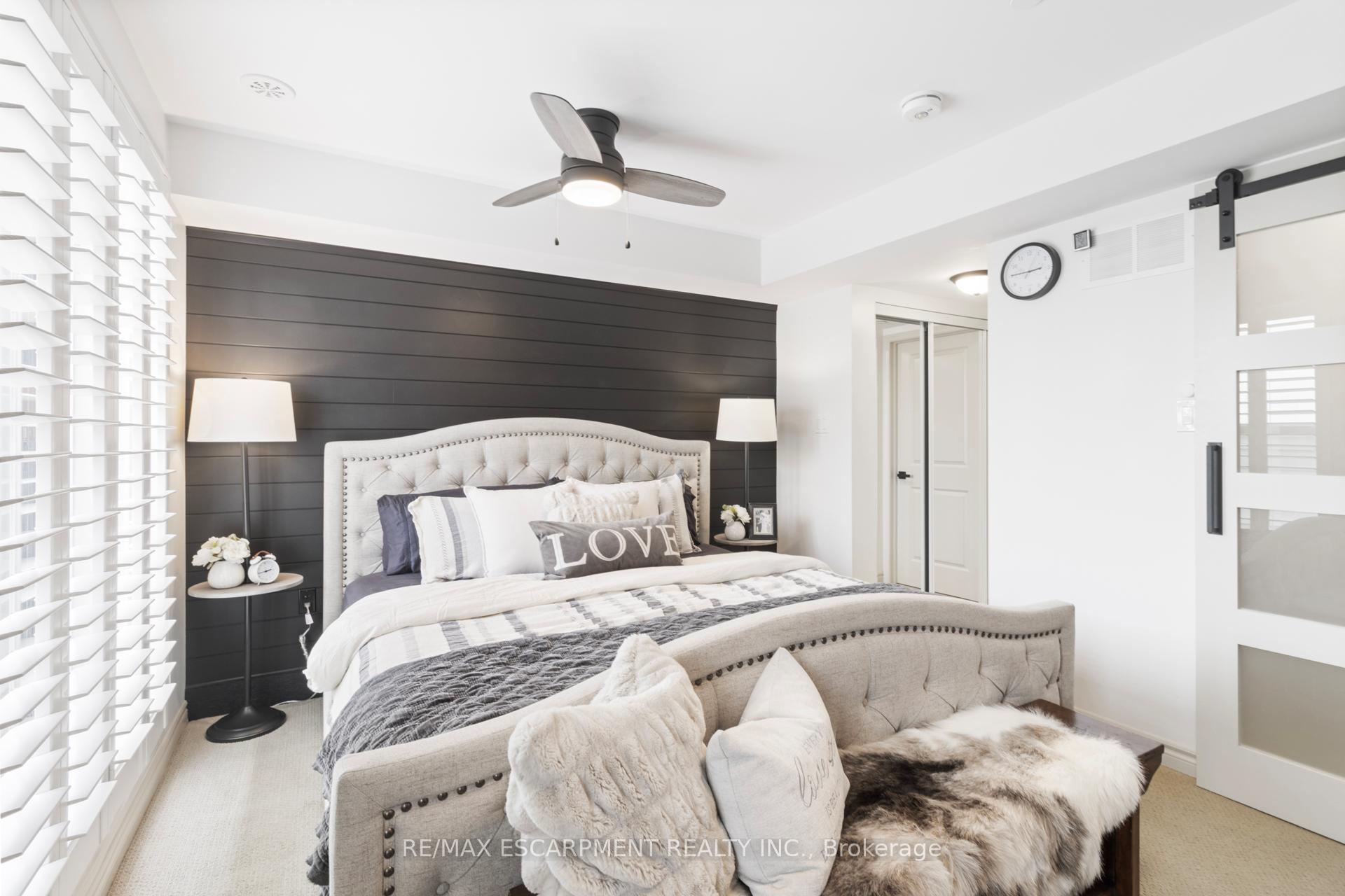 3 Bedrooms Condo at 2232 Bromsgrove, Mississauga For sale