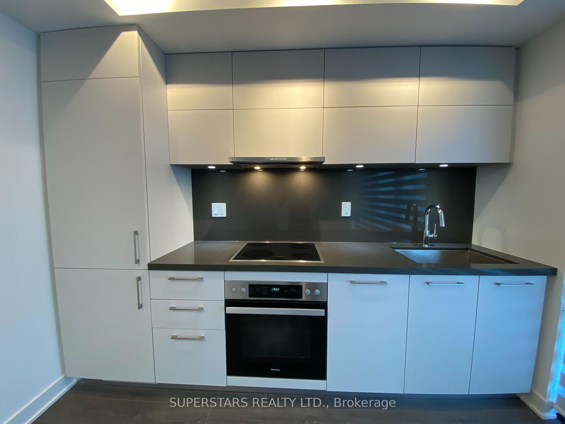 1 Bedroom Condo at 188 Cumberland,  Toronto For sale