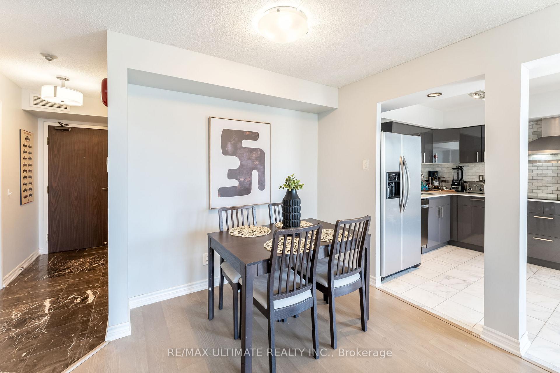 2 Bedrooms Condo at 1485 Lakeshore,  Mississauga For sale