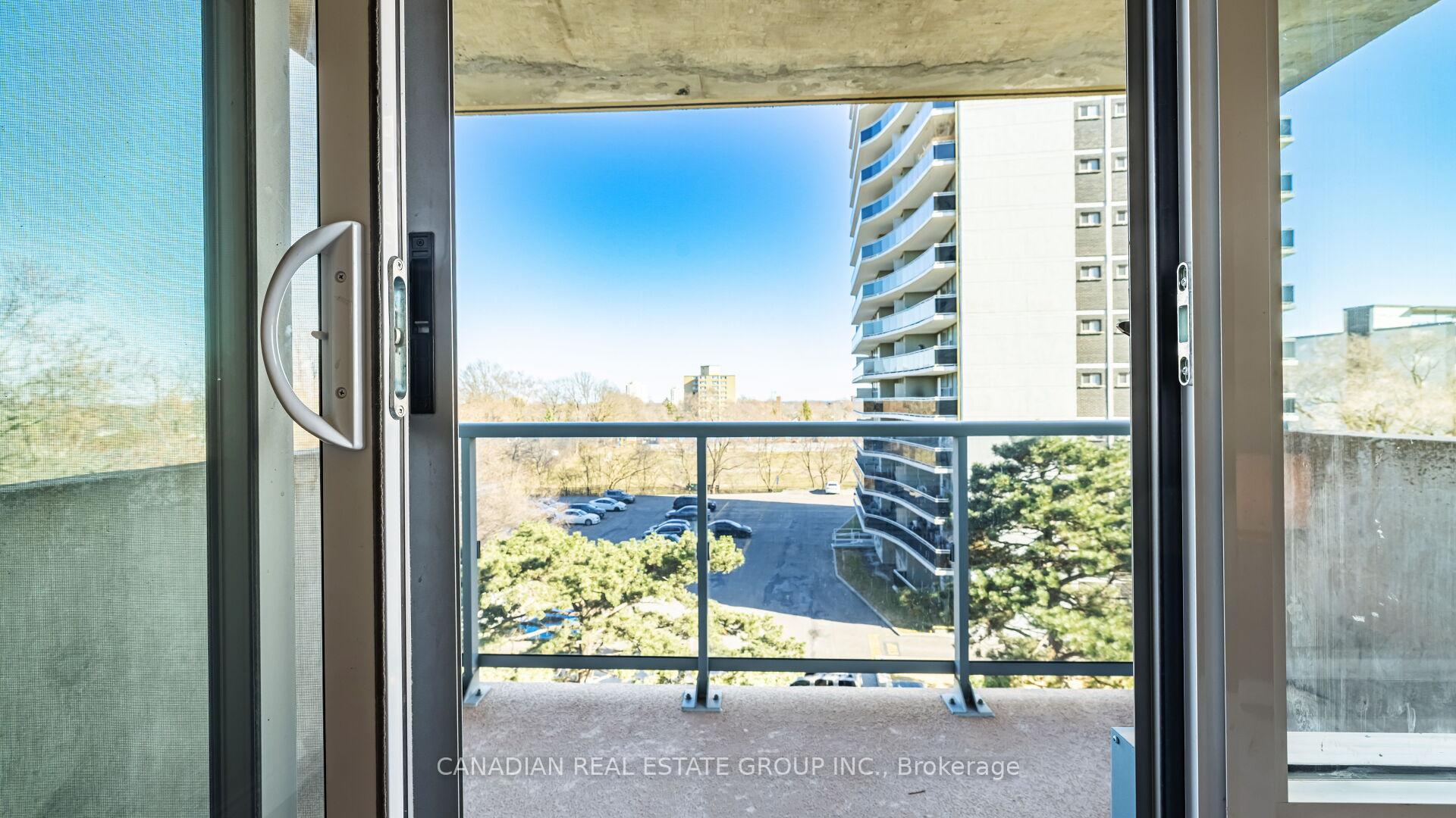 3 Bedrooms Condo at 20 Speers, Oakville For sale