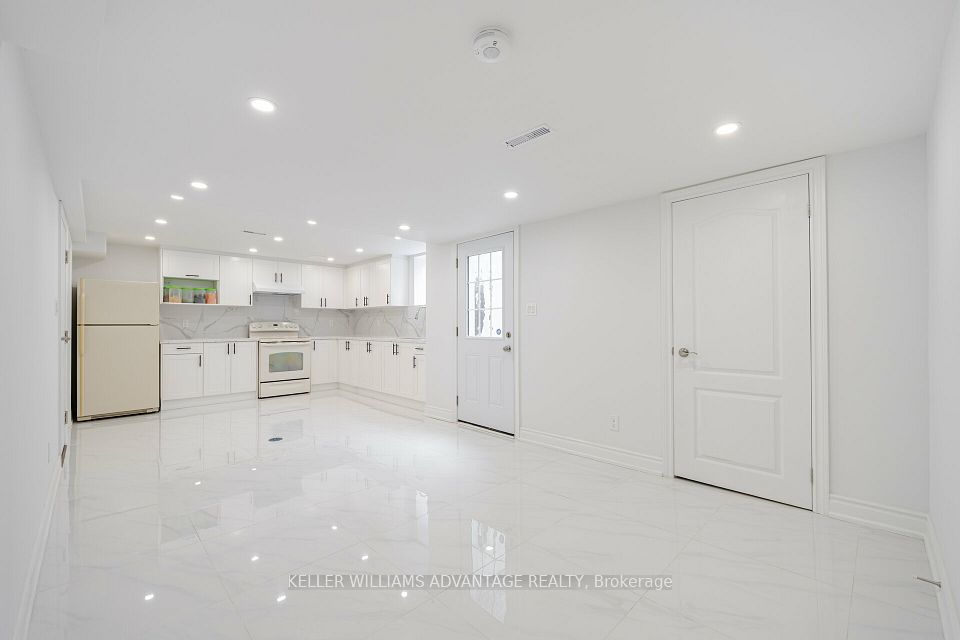 694 Amaretto Avenue, Pickering, ON L1X 1L6