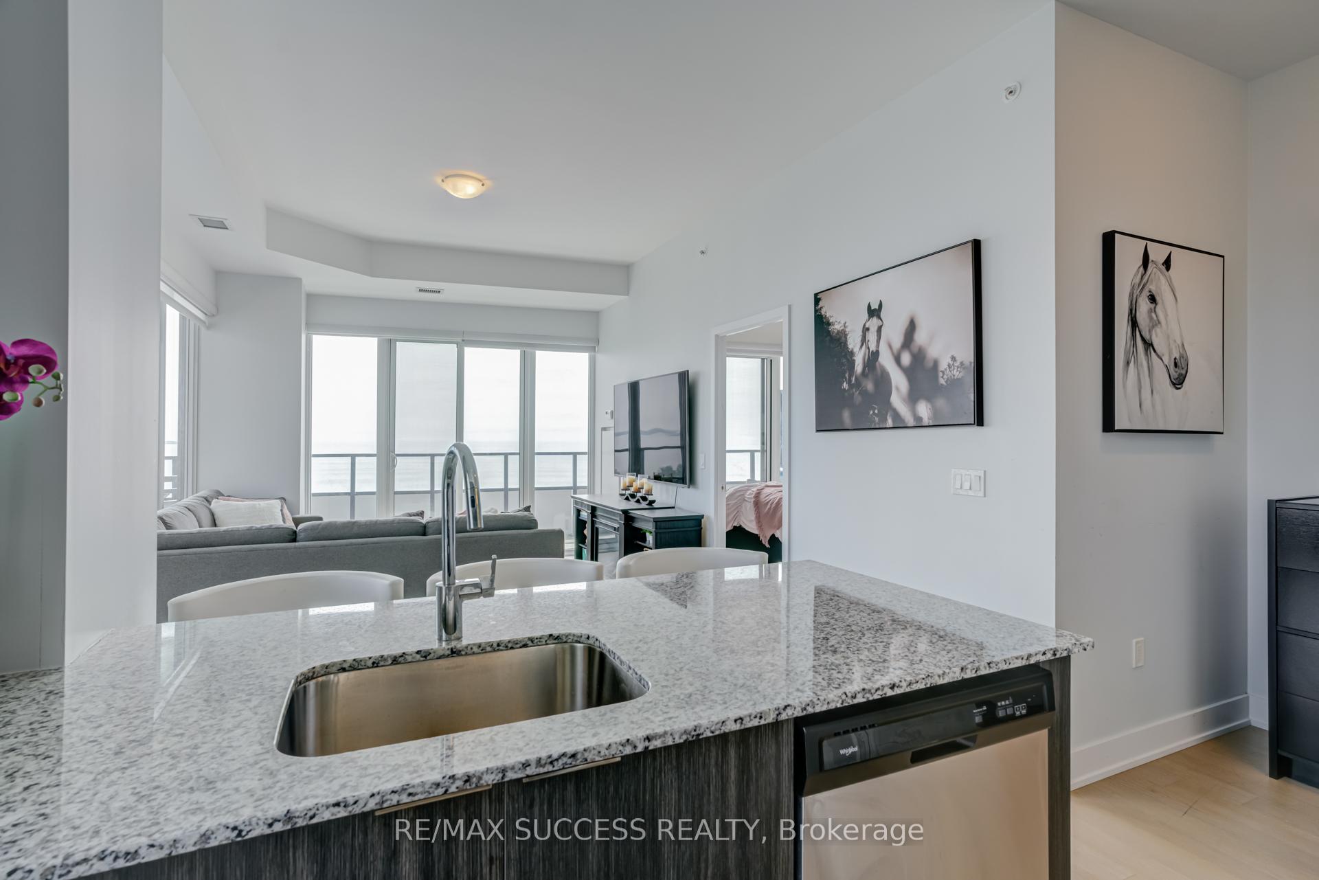 3 Bedrooms Condo at 20 Shore breeze, Toronto For sale