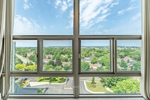 2 Bedrooms Condo at 5080 Pinedale, Burlington For sale