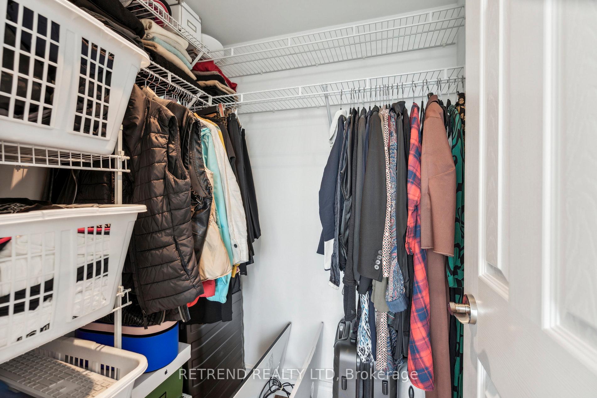 2 Bedrooms Condo at 15 Greenview, Toronto For sale