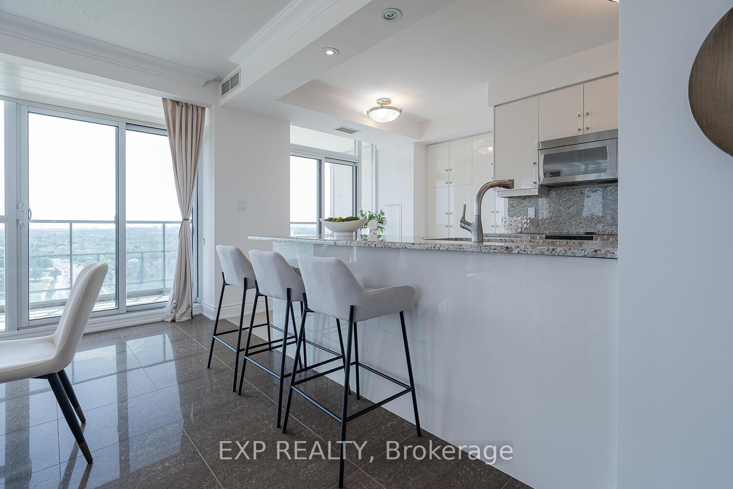 3 Bedrooms Condo at 88 Promenade, Vaughan For sale