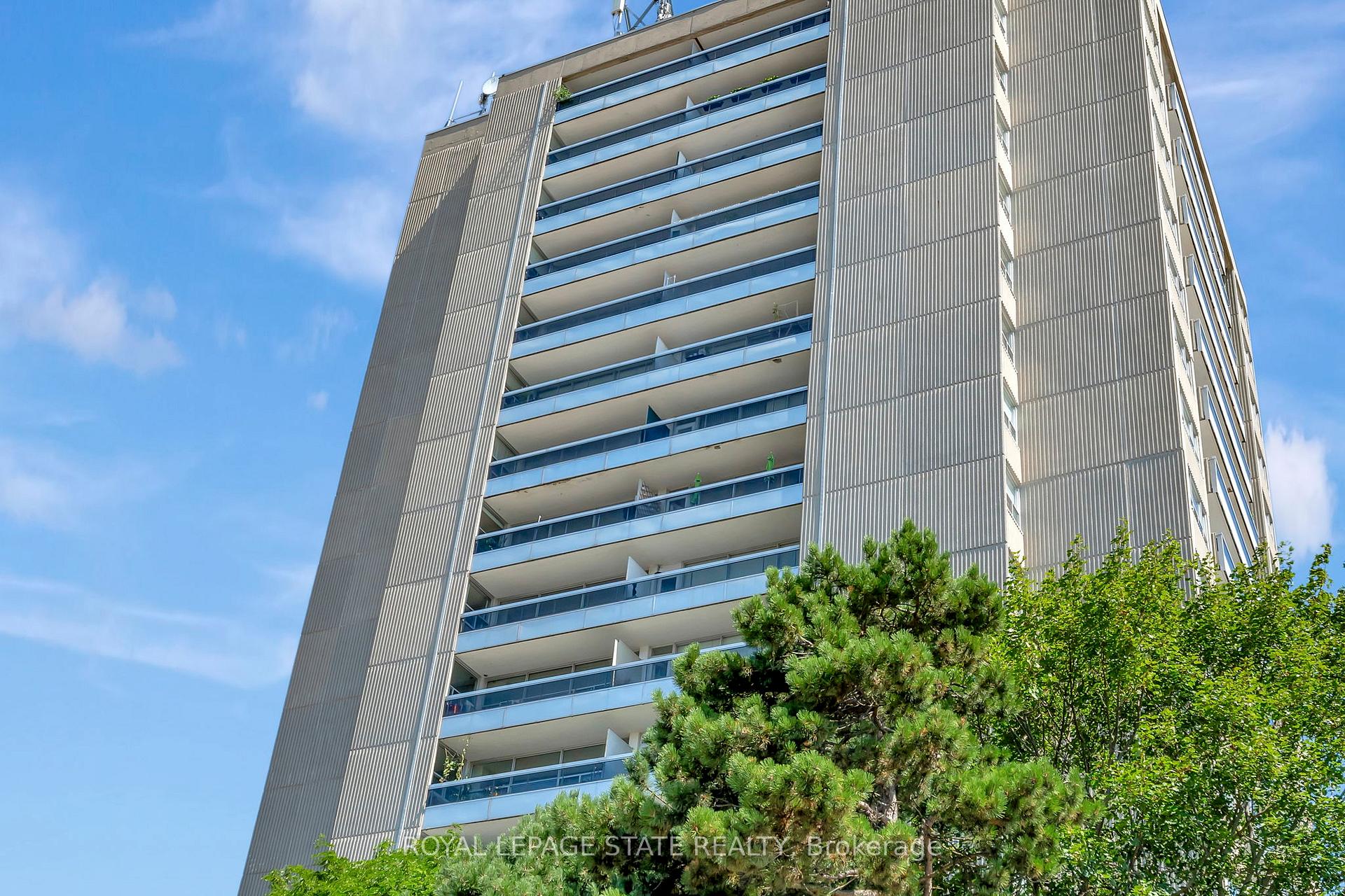 3 Bedrooms Condo at 2263 Marine, Oakville For sale