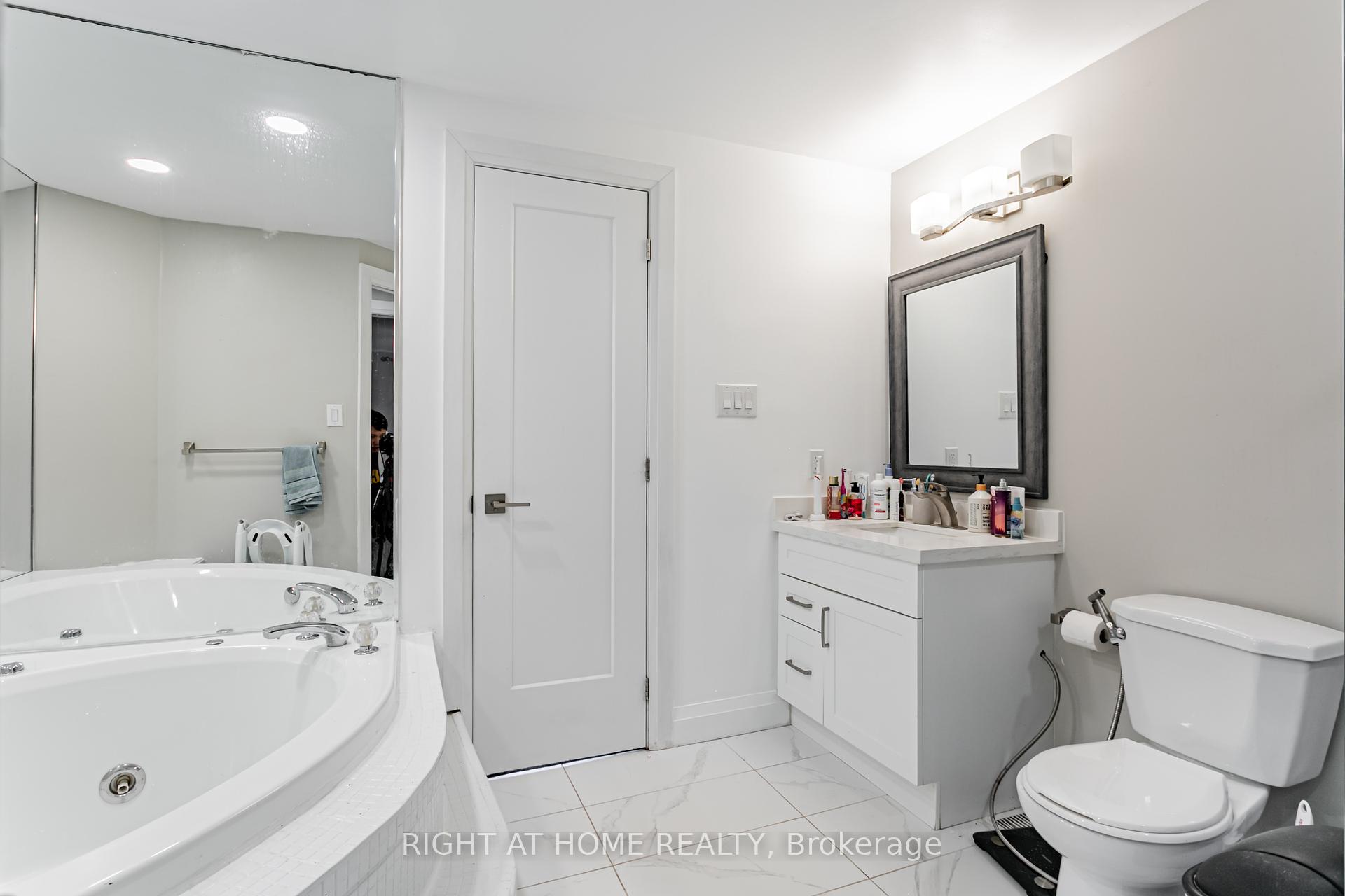 3 Bedrooms Condo at 3345 Silverado, Mississauga For sale