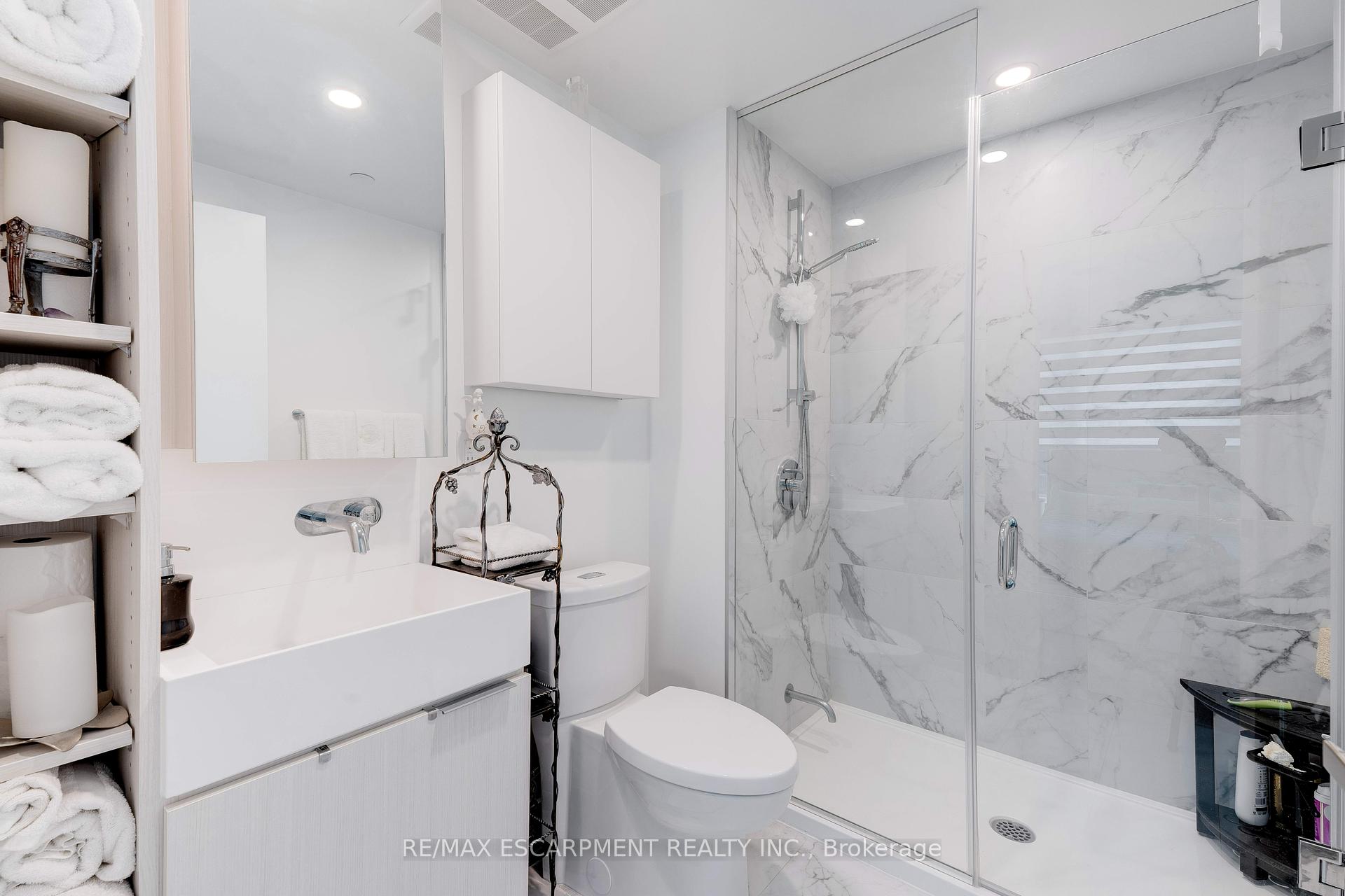2 Bedrooms Condo at 370 Martha, Burlington For sale