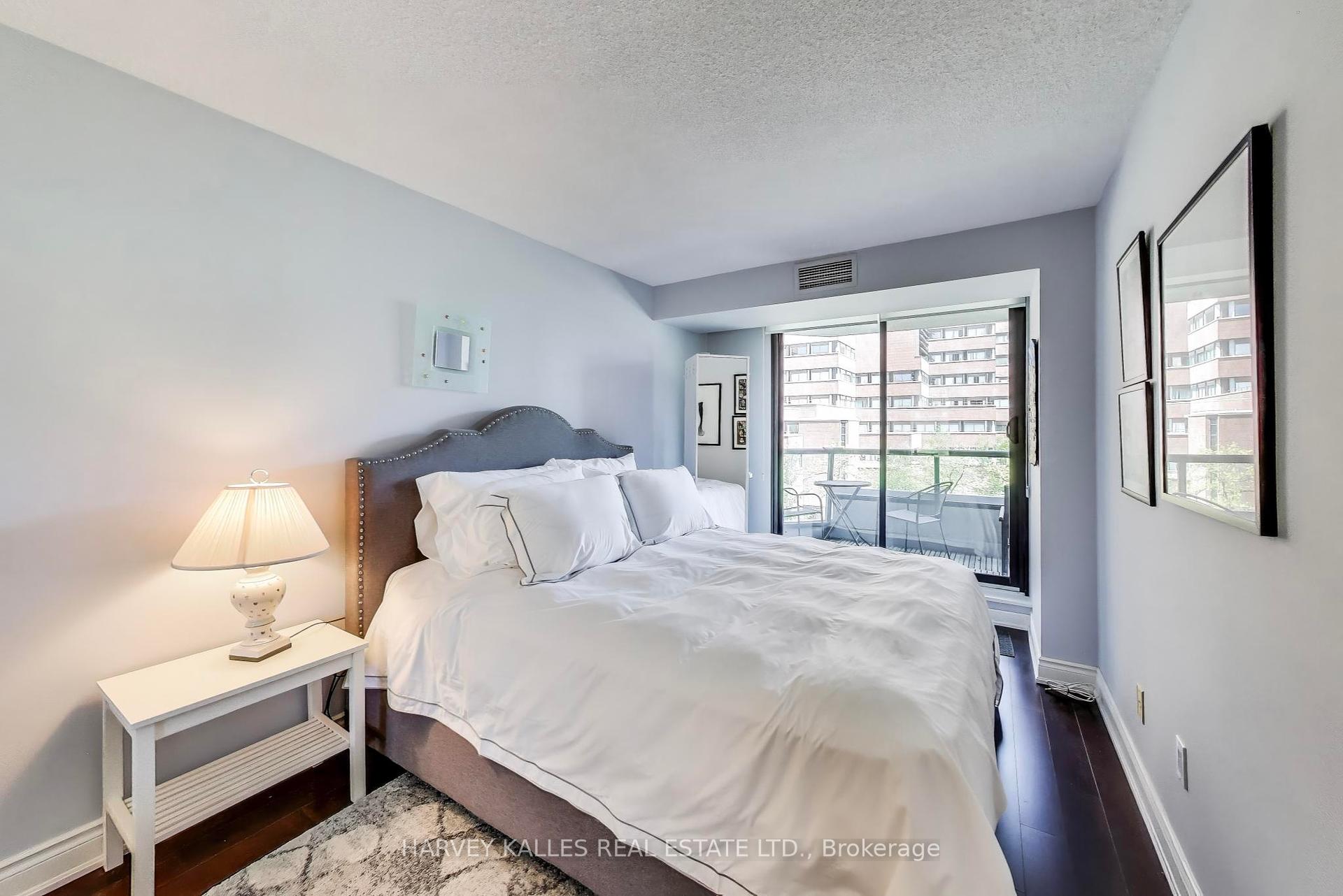 2 Bedrooms Condo at 33 Elmhurst, Toronto For sale