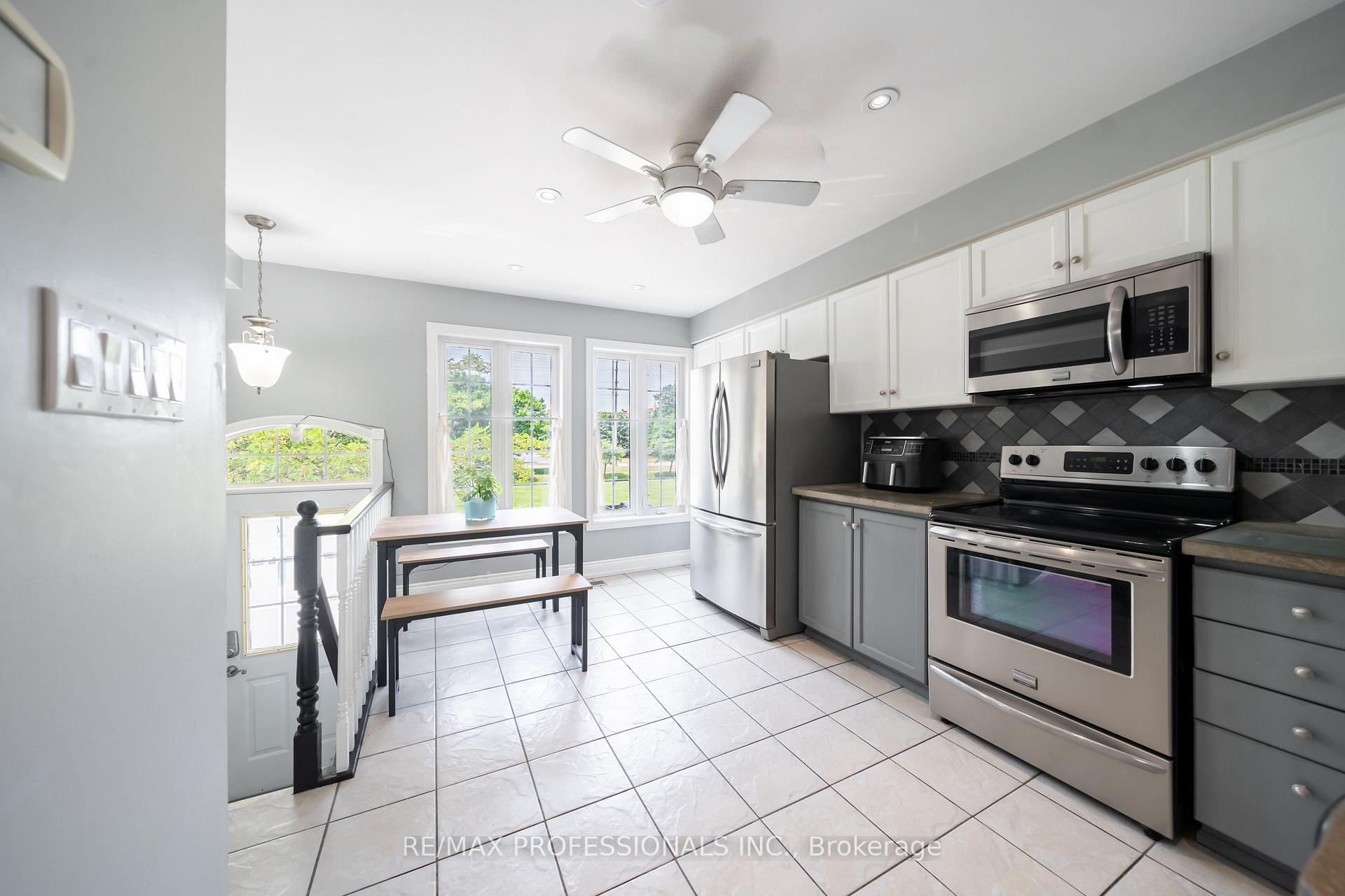 2 Bedrooms Condo at 3480 Upper Middle, Burlington For sale