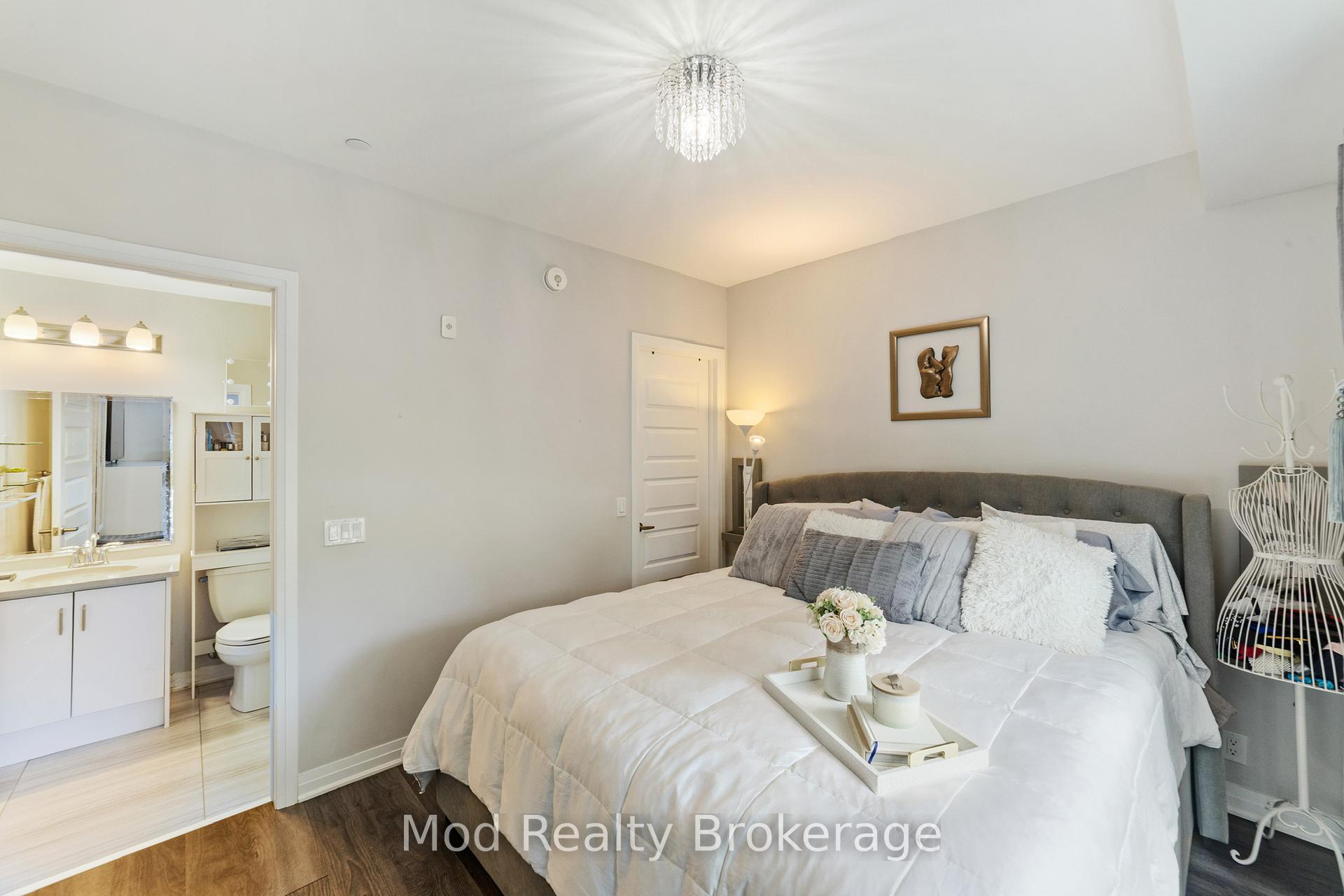 2 Bedrooms Condo at 128 Grovewood, Oakville For sale