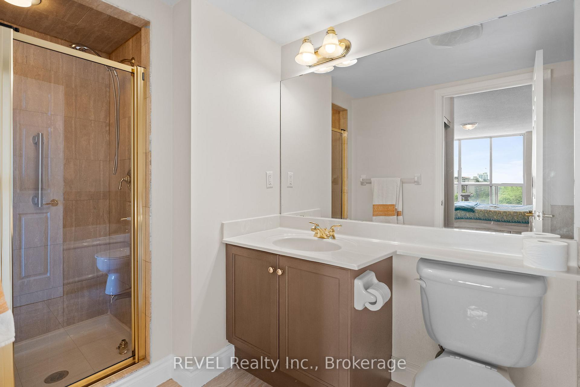2 Bedrooms Condo at 442 Maple, Burlington For sale