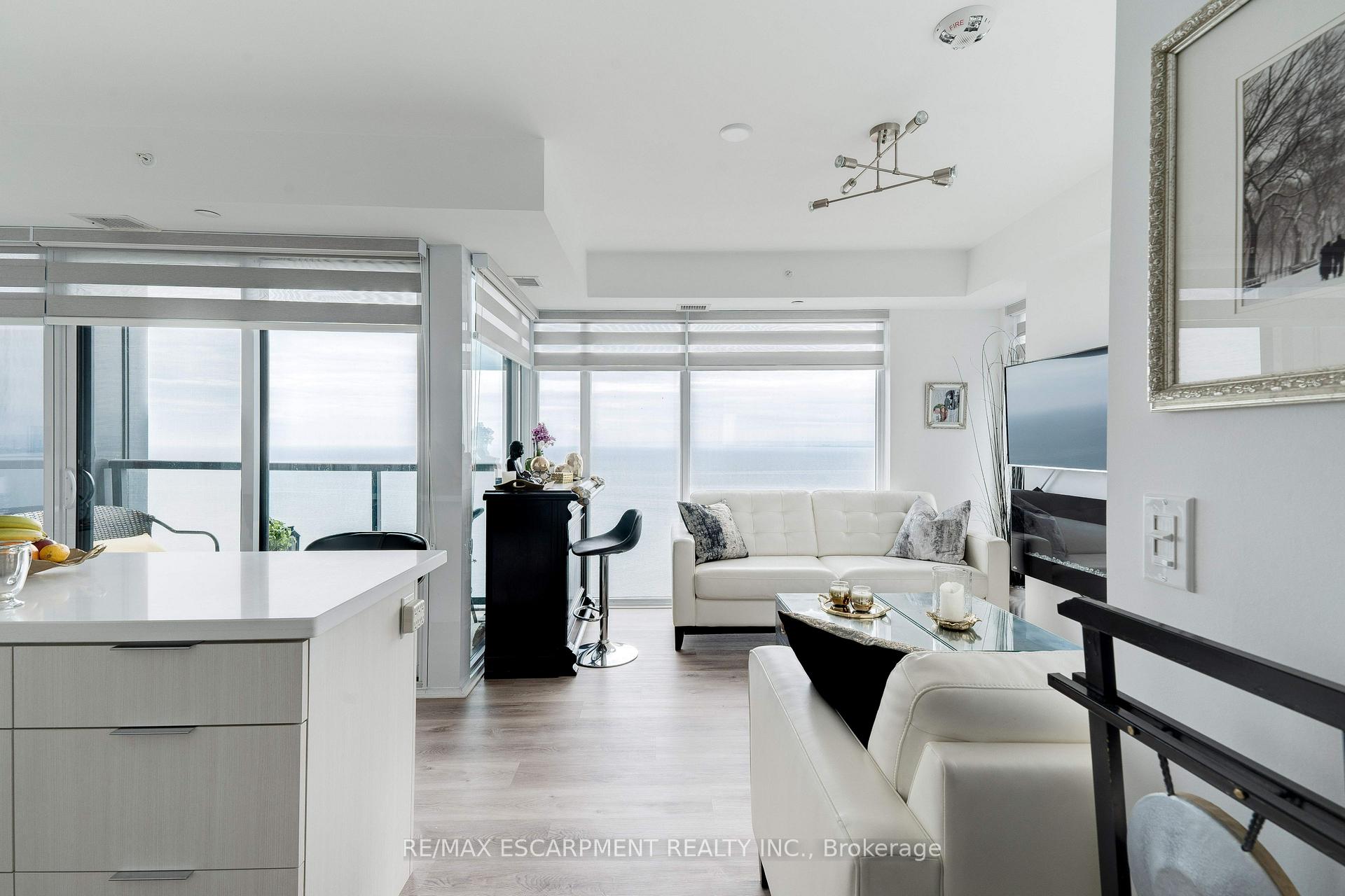 2 Bedrooms Condo at 370 Martha, Burlington For sale