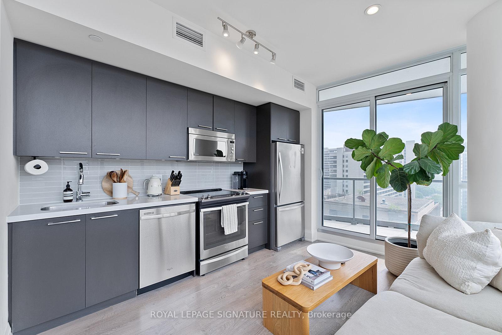 2 Bedrooms Condo at 30 Roehampton, Toronto For sale