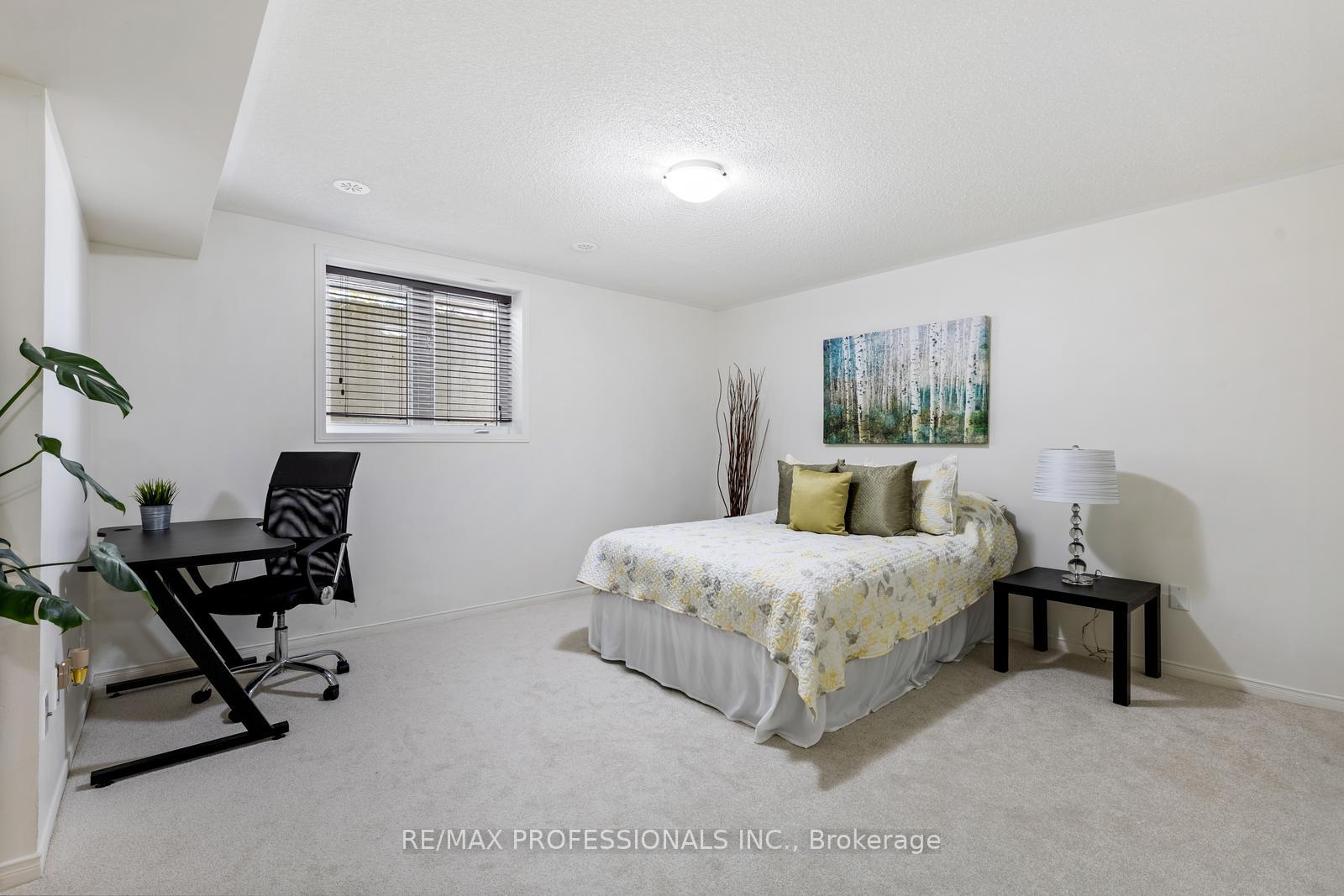 2 Bedrooms Condo at 3070 Thomas, Mississauga For sale